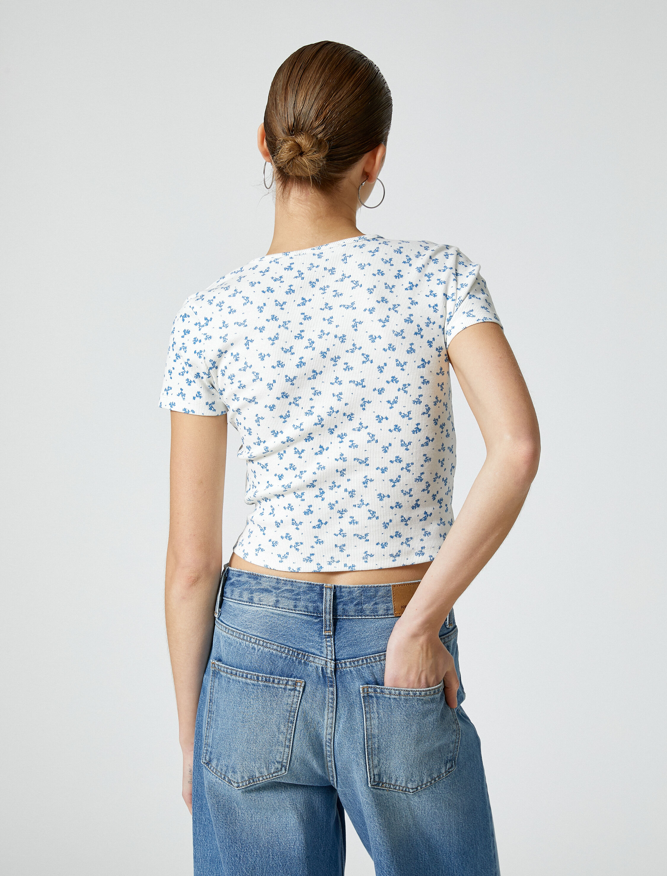   Crop Çiçekli Tişört Düğmeli V Yaka Ribanalı Slim Fit Kısa Kollu Pamuklu