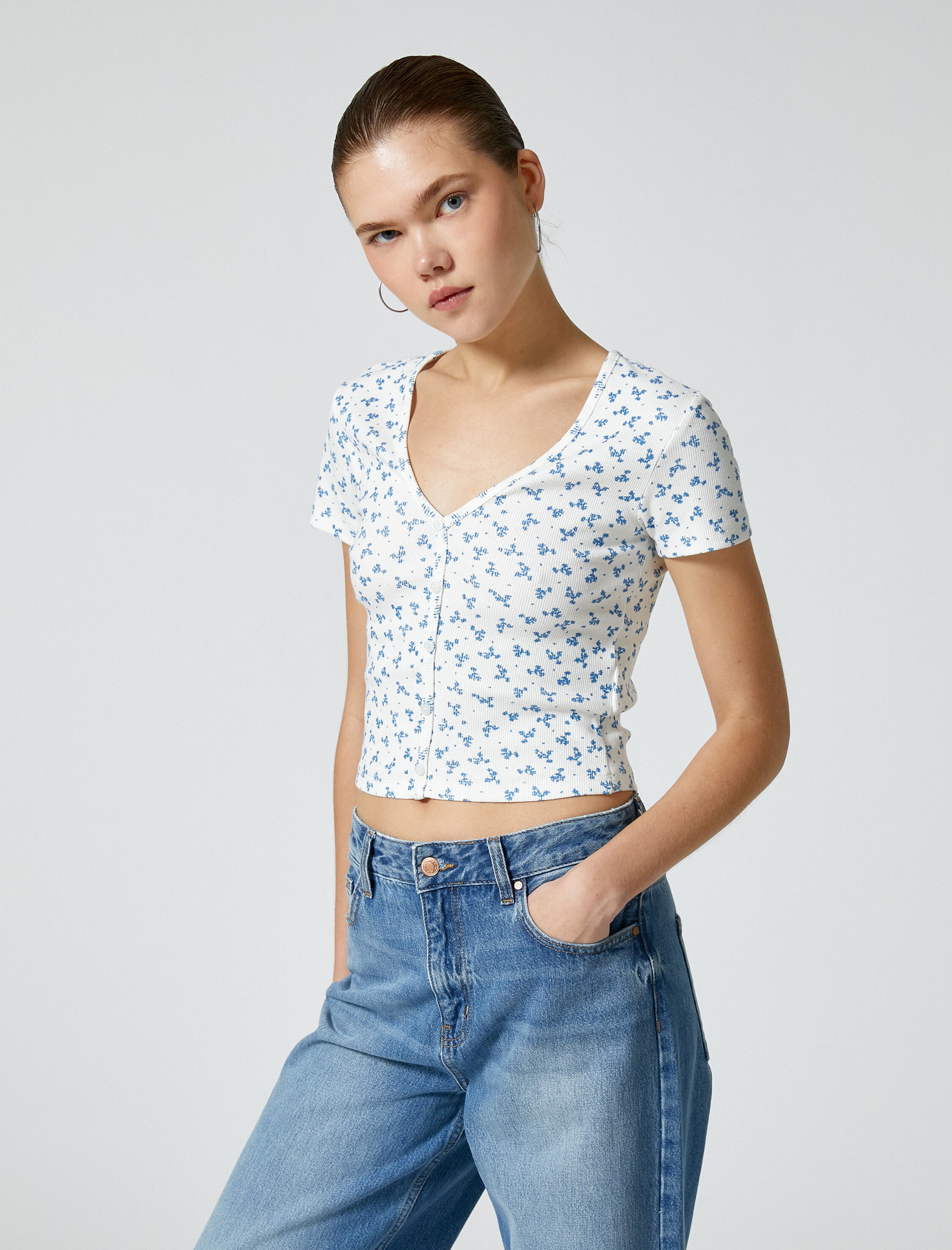   Crop Çiçekli Tişört Düğmeli V Yaka Ribanalı Slim Fit Kısa Kollu Pamuklu