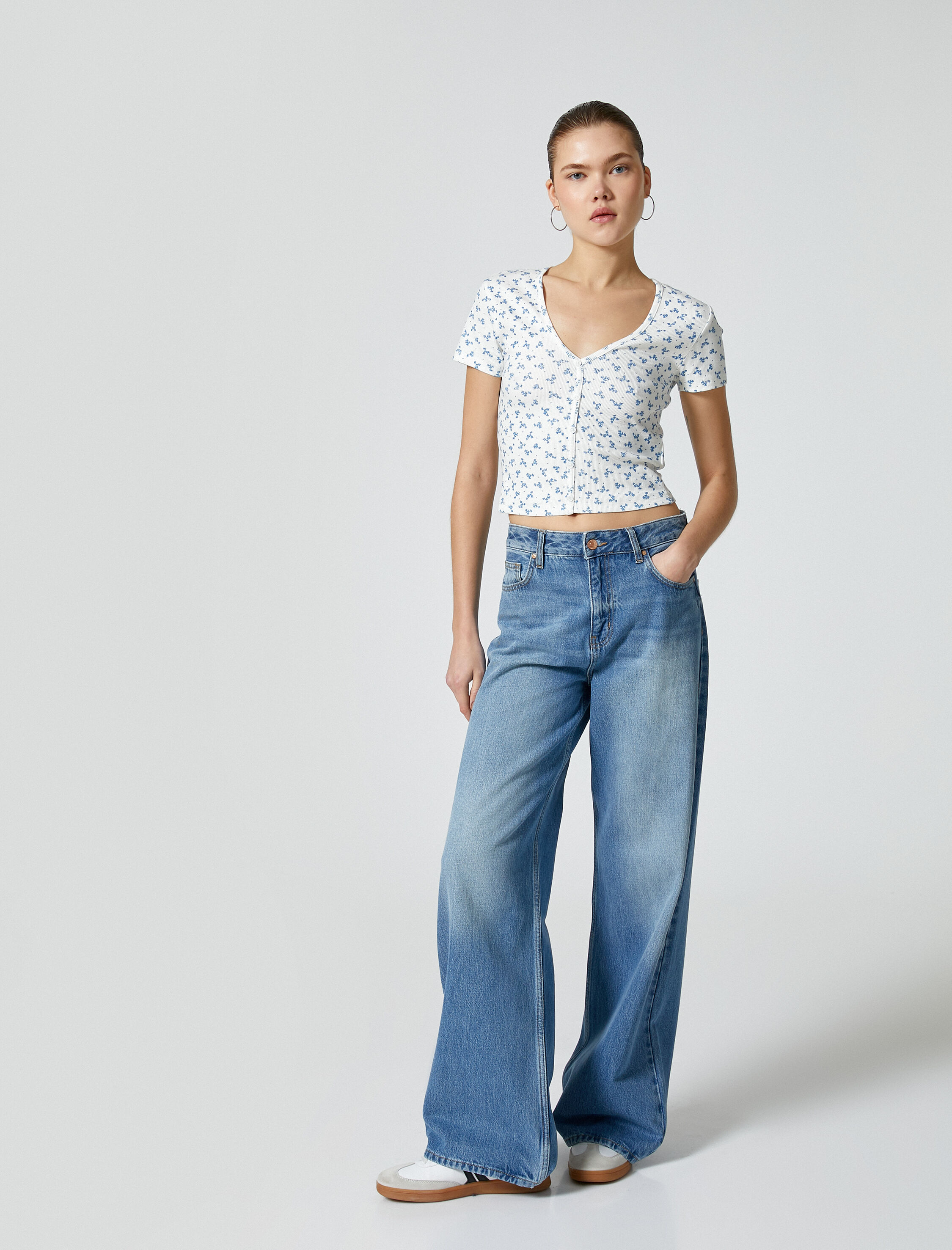   Crop Çiçekli Tişört Düğmeli V Yaka Ribanalı Slim Fit Kısa Kollu Pamuklu