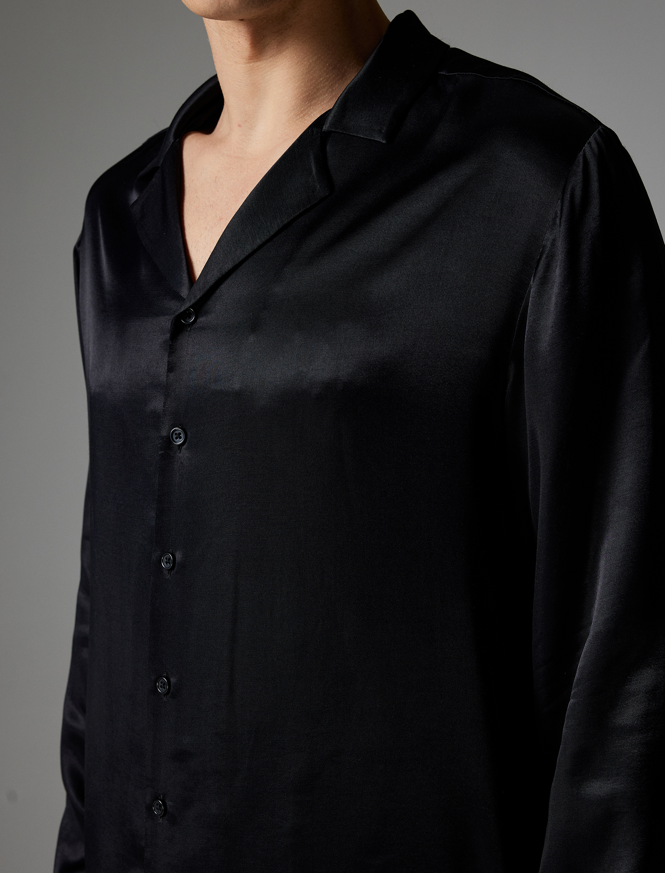 Saten Gömlek Devrik Yaka Düğmeli Uzun Kollu