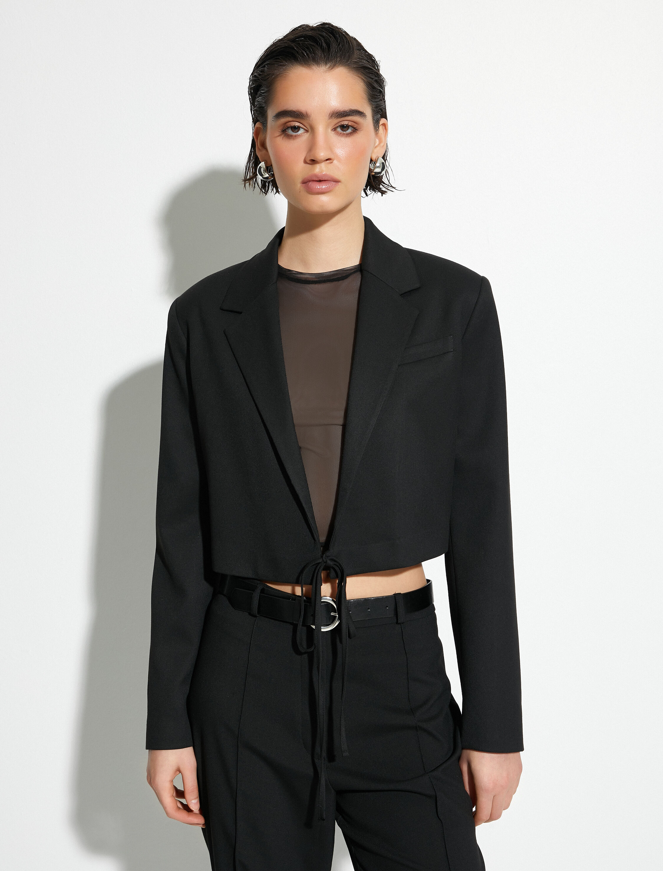   Kısa Ceket Önden Fiyonk Bağlamalı Cep Detaylı