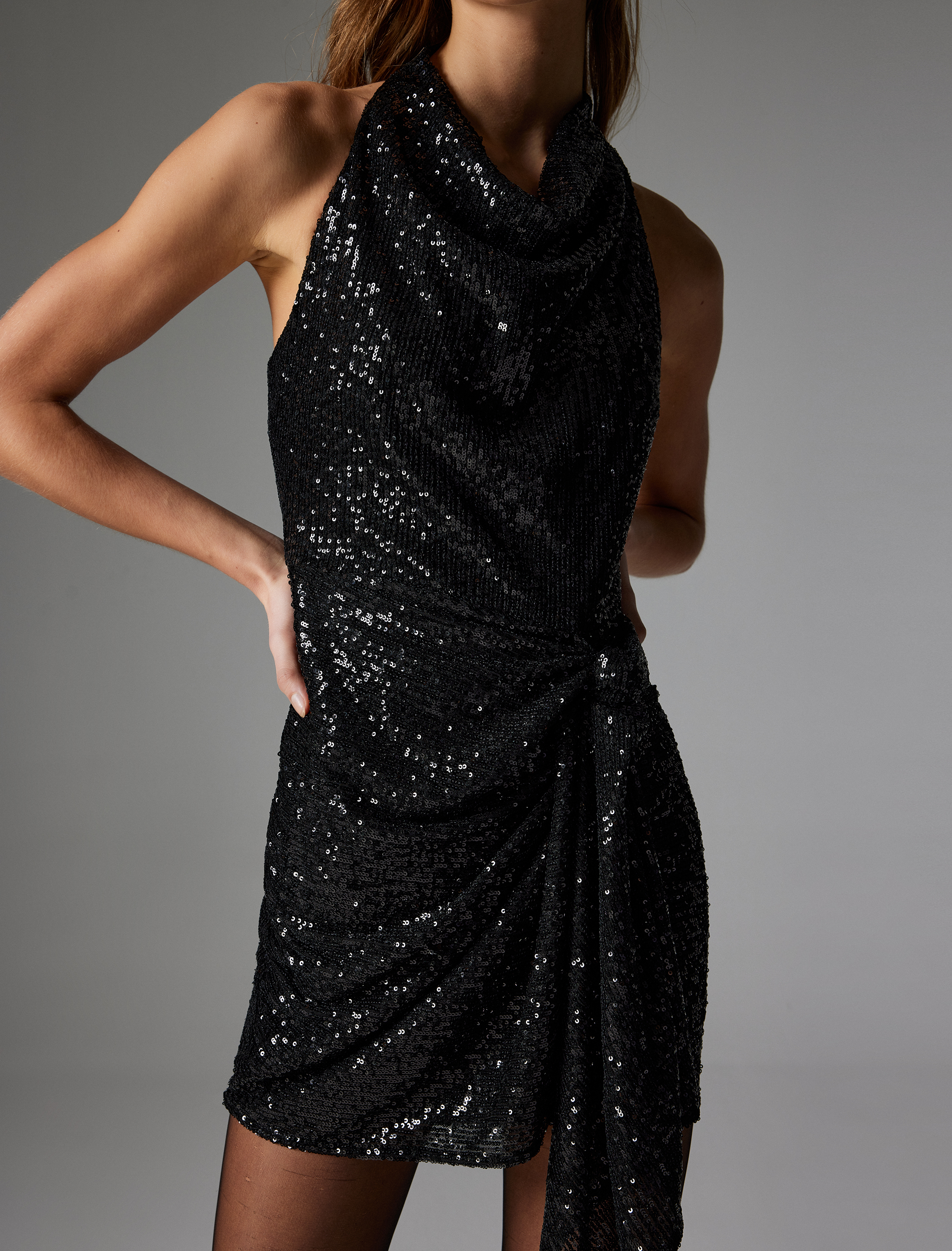   Pullu Payetli Mini Elbise Arkası Dekolte Dökümlü Yaka