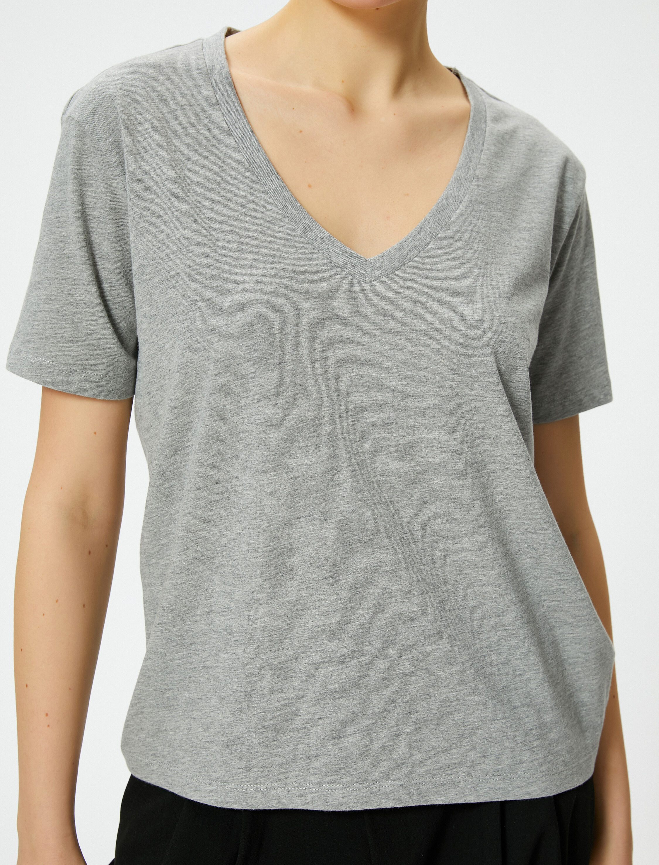   Basic Tişört V Yaka Kısa Kollu Pamuklu