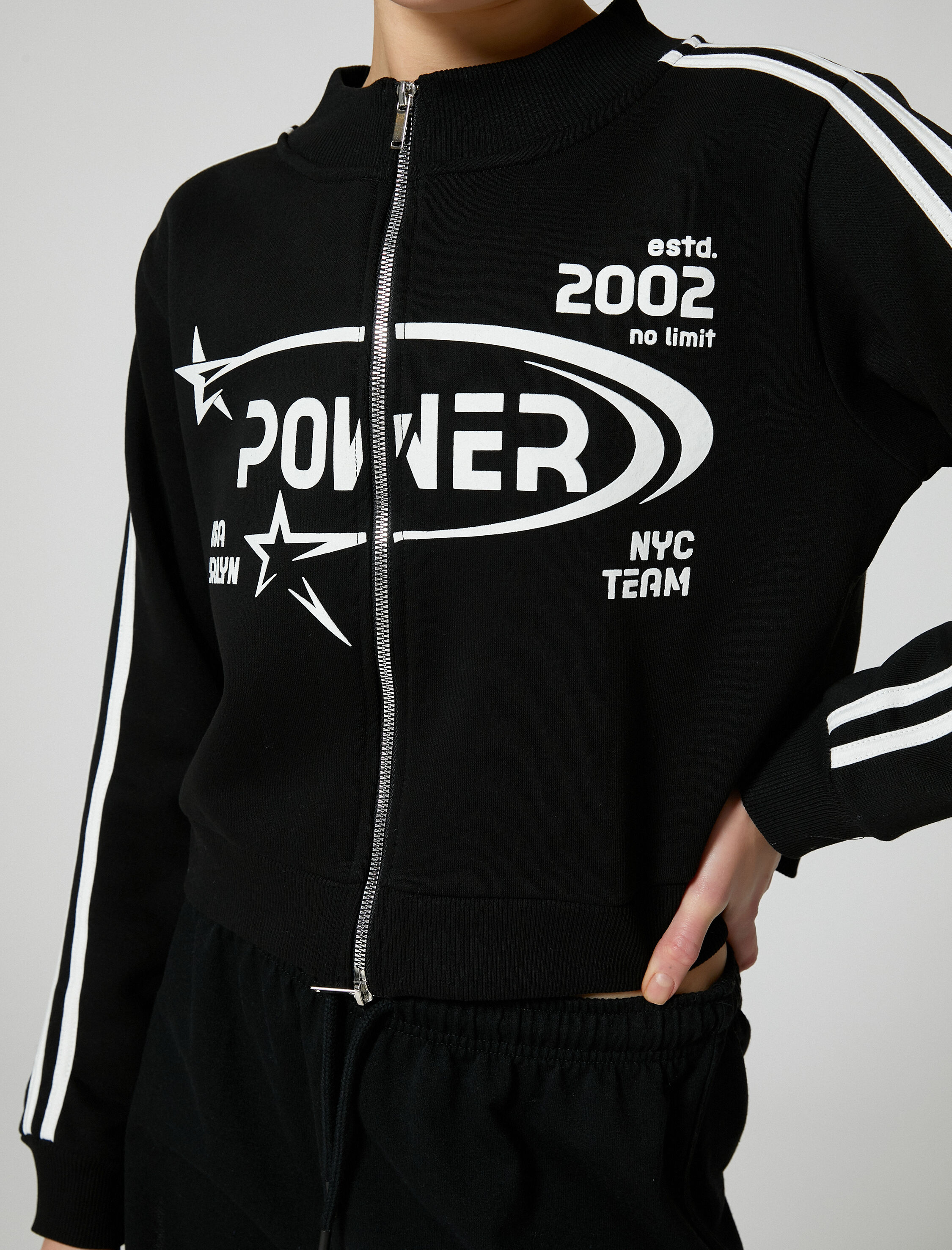   Şardonlu Fermuarlı Sweatshirt Crop Dik Yaka Çizgili Baskılı