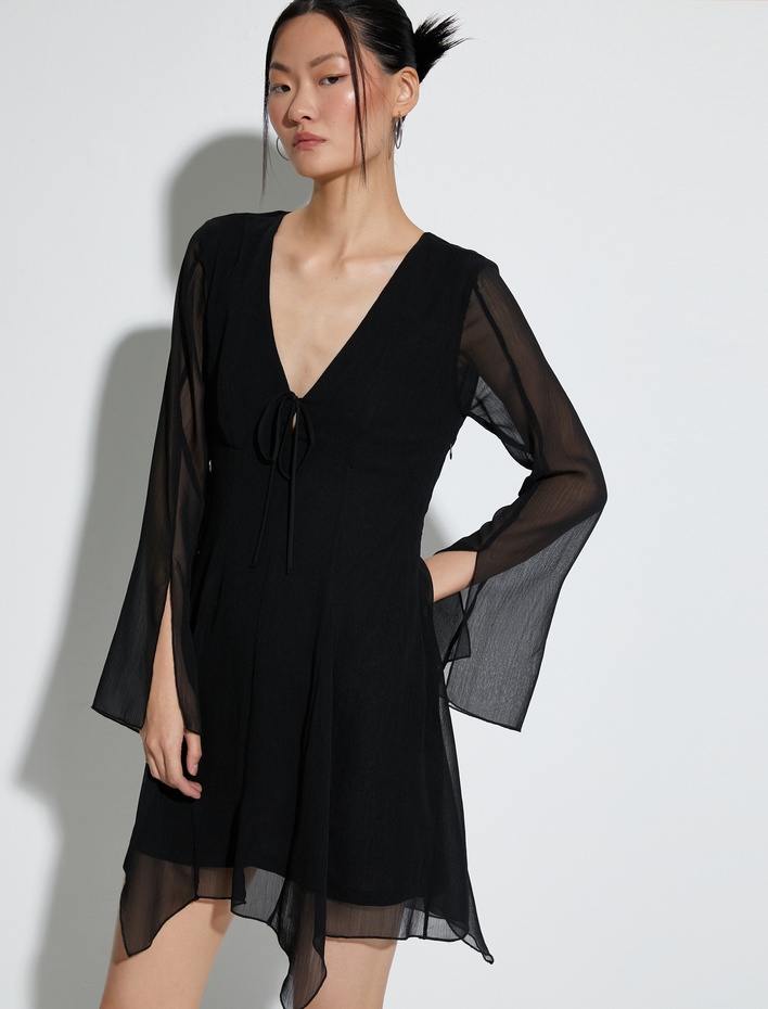  Şifon Mini Elbise Asimetrik Kesim V Yaka Pencere Detaylı