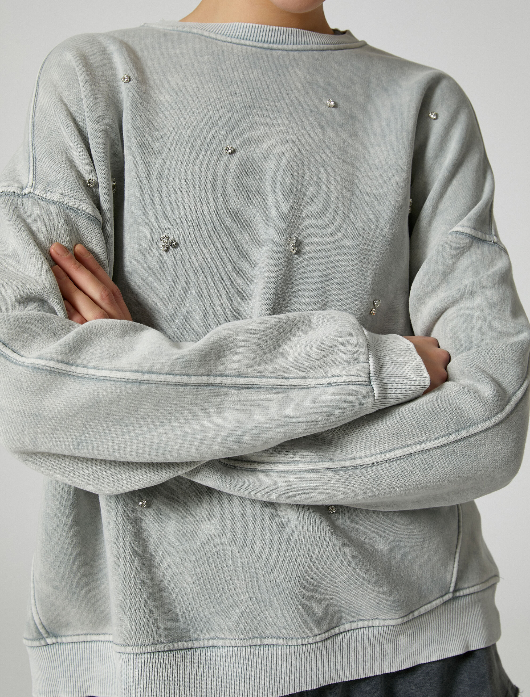   Şardonlu Taşlı Sweatshirt Oversize Soluk Efektli Bisiklet Yaka Uzun Kollu