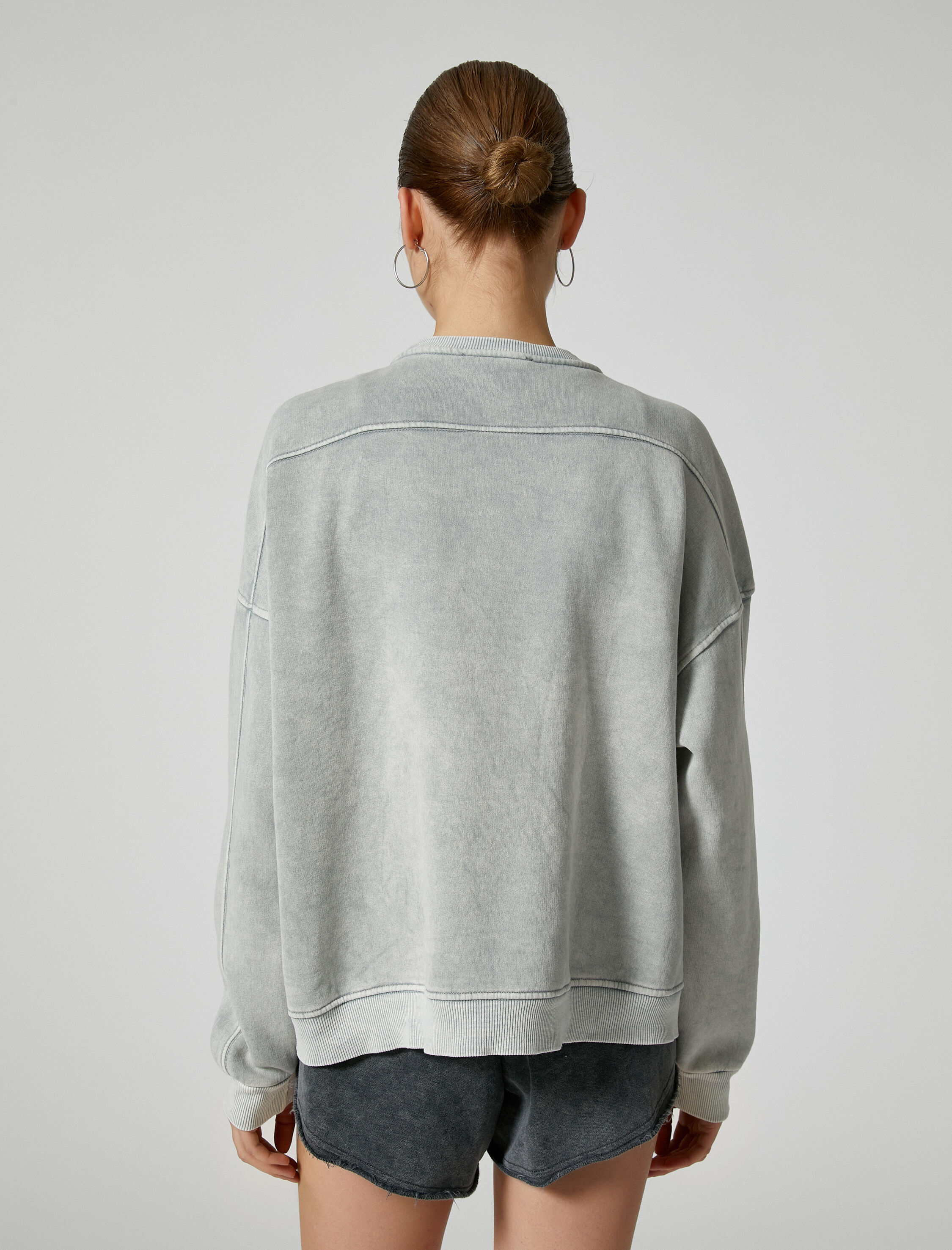   Şardonlu Taşlı Sweatshirt Oversize Soluk Efektli Bisiklet Yaka Uzun Kollu