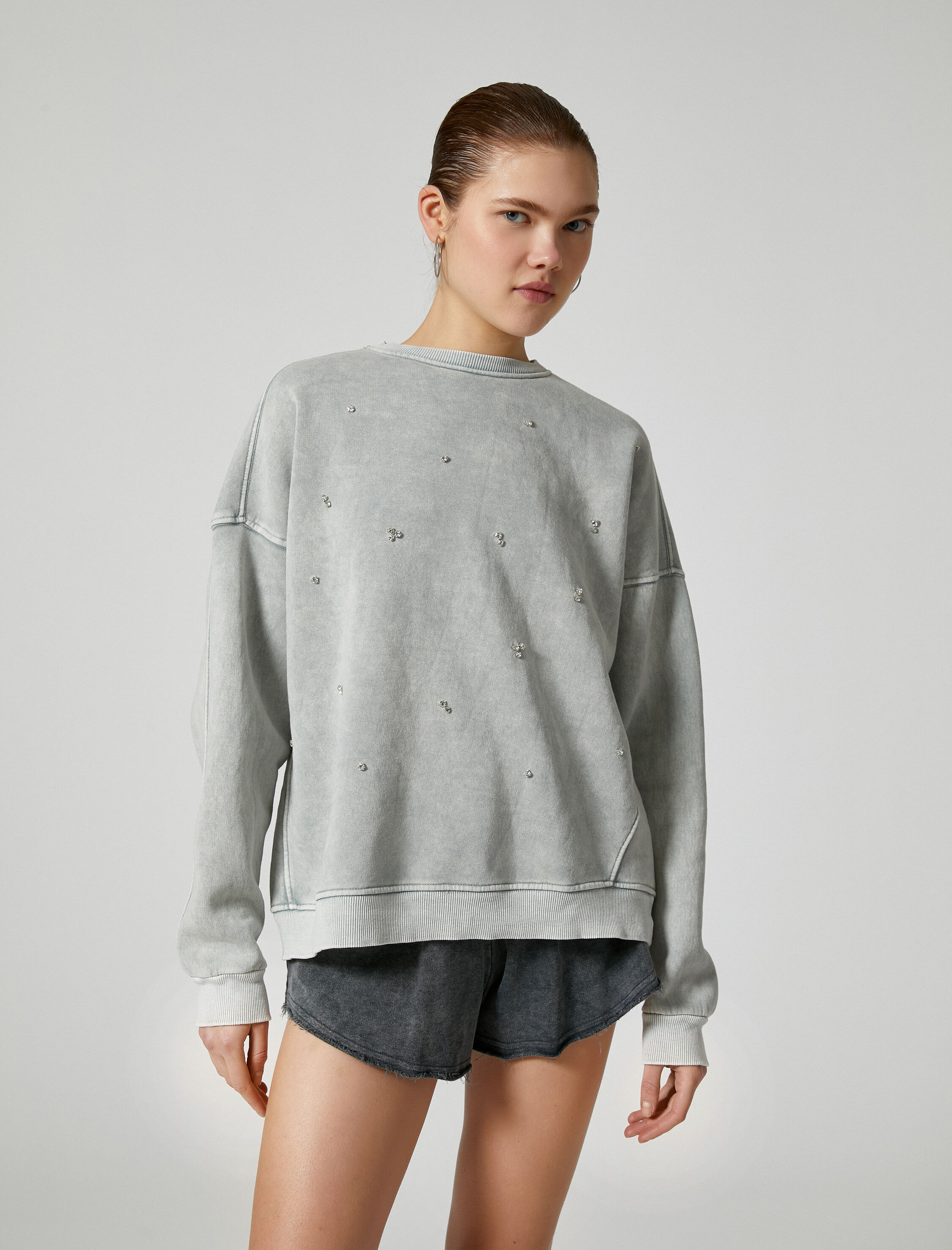   Şardonlu Taşlı Sweatshirt Oversize Soluk Efektli Bisiklet Yaka Uzun Kollu