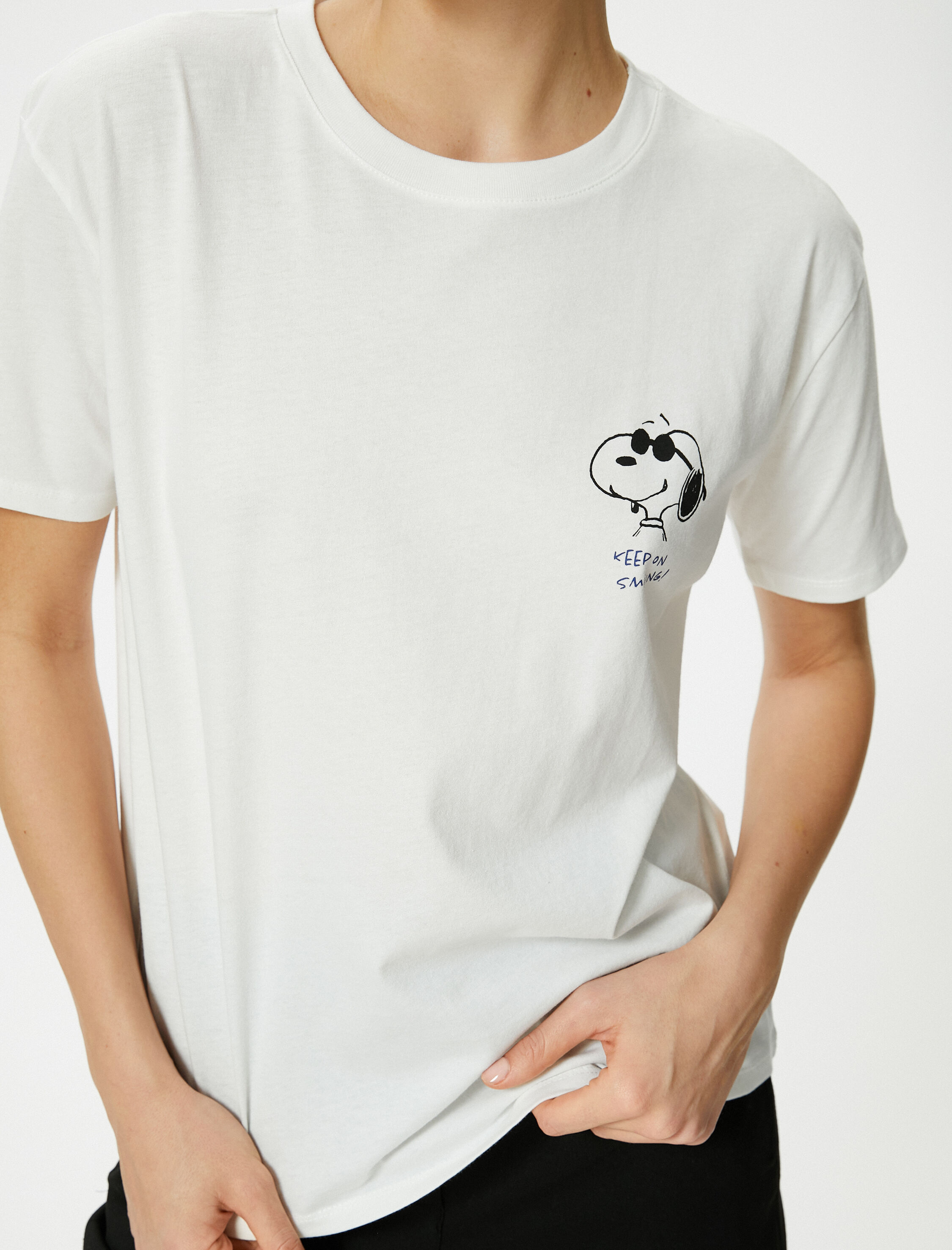   Snoopy Tişört Arkası Baskılı Lisanslı Kısa Kollu Bisiklet Yaka Pamuklu