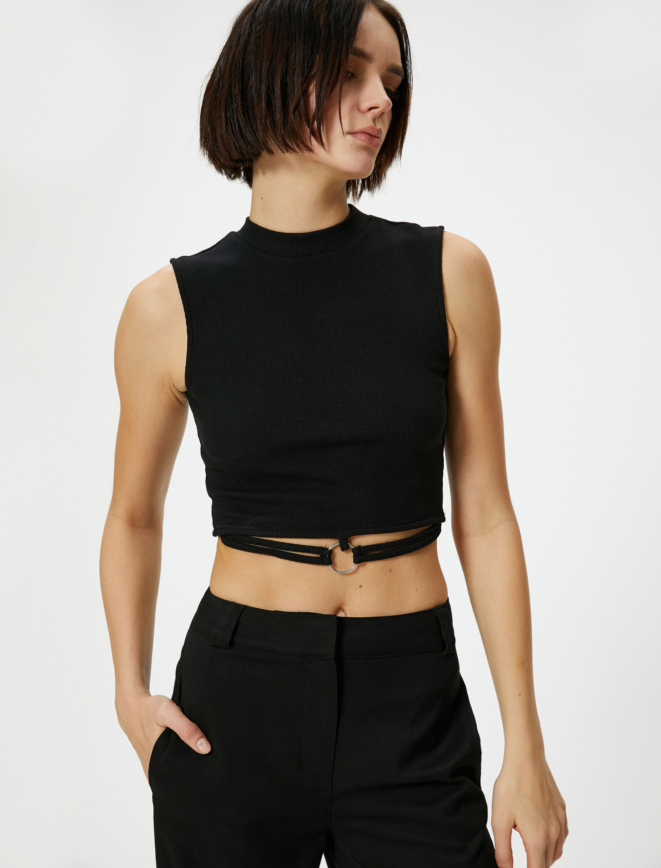   Dik Yaka Crop Atlet Metal Aksesuar Detaylı