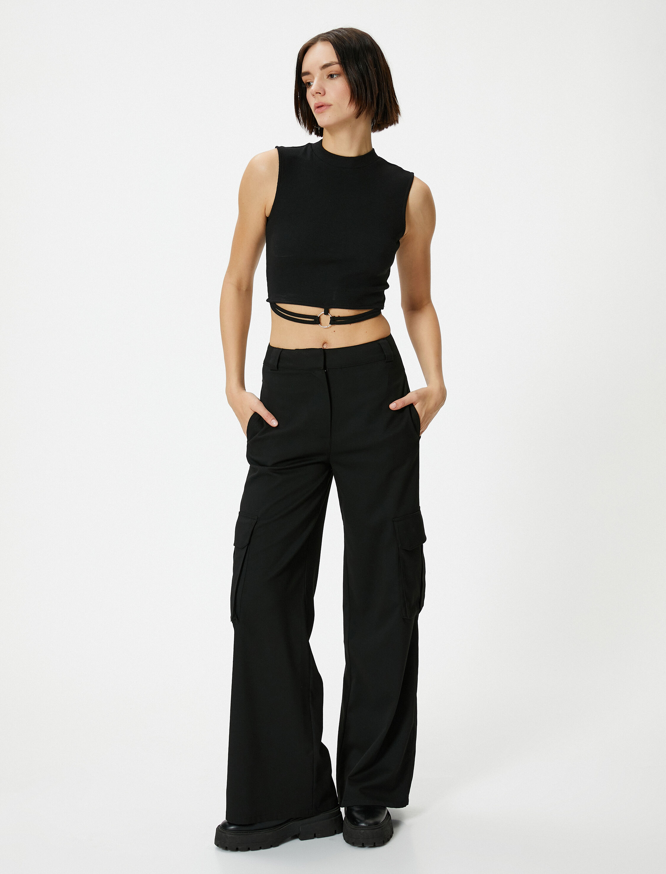   Dik Yaka Crop Atlet Metal Aksesuar Detaylı