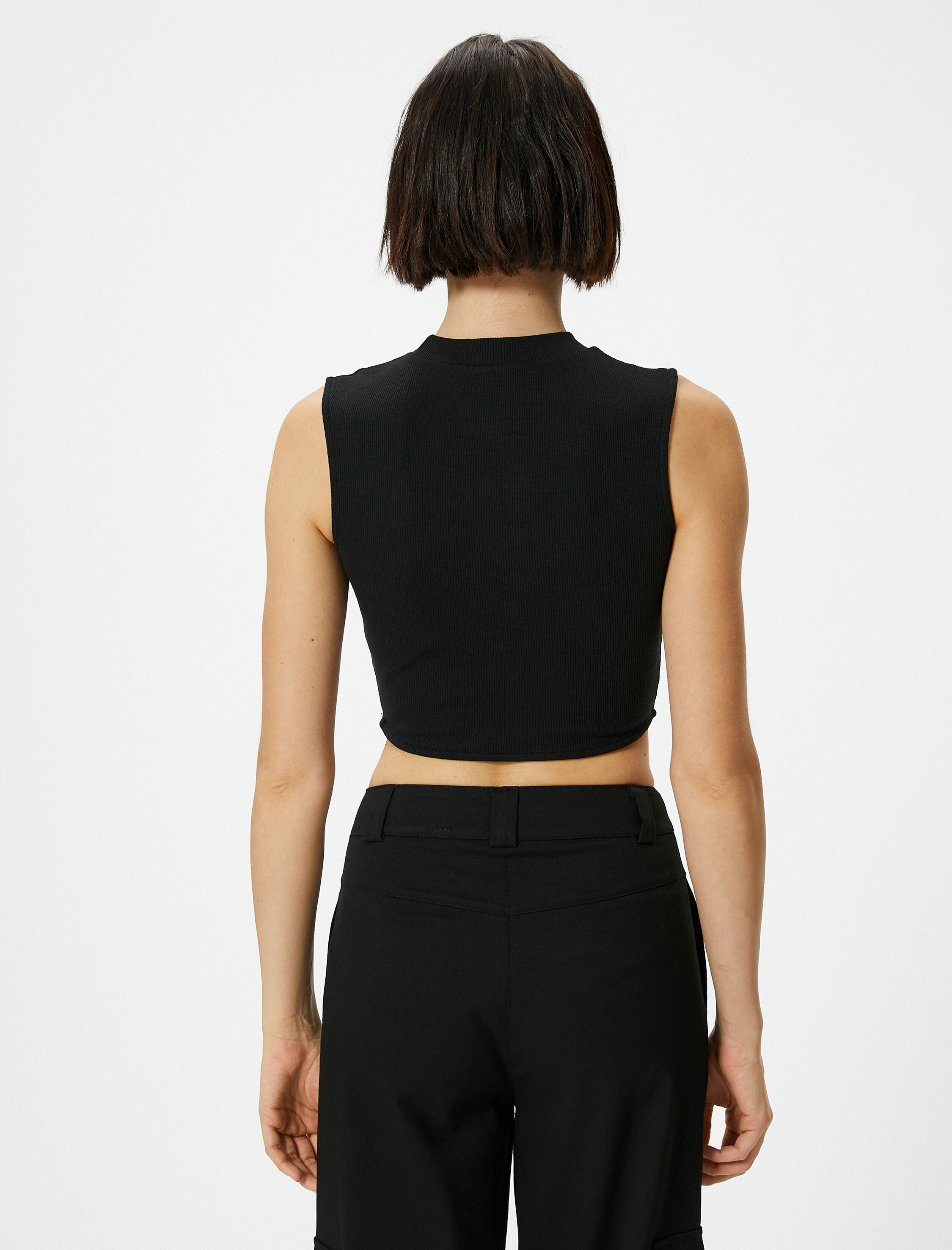   Dik Yaka Crop Atlet Metal Aksesuar Detaylı