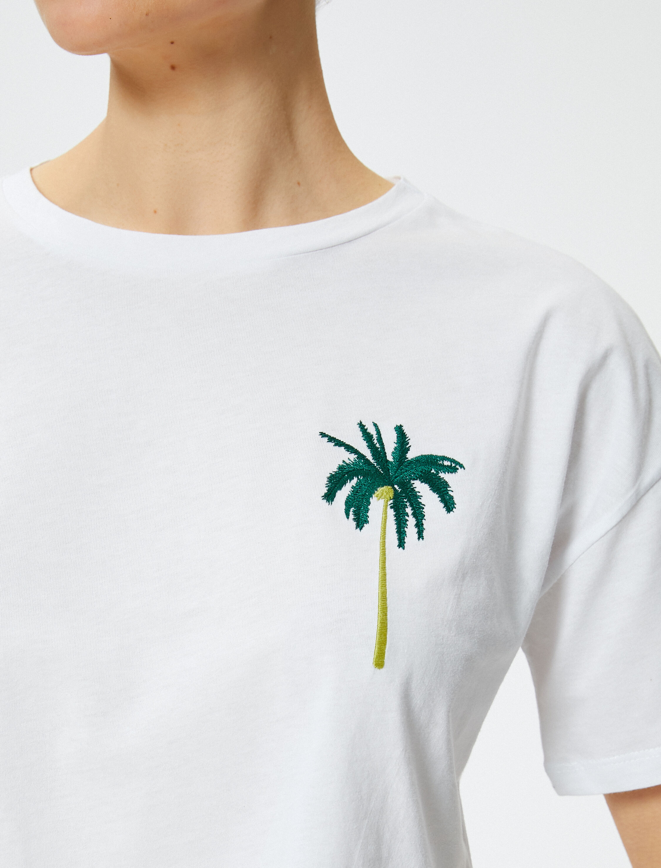   Crop Tişört Kısa Kollu Bisiklet Yaka Nakış Detaylı