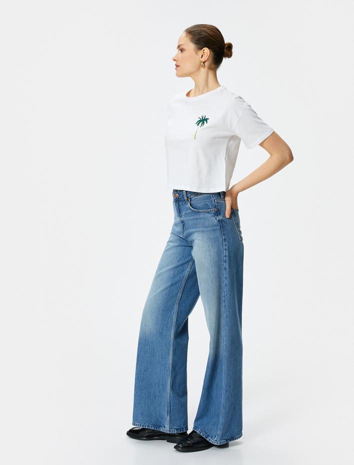  Crop Tişört Kısa Kollu Bisiklet Yaka Nakış Detaylı