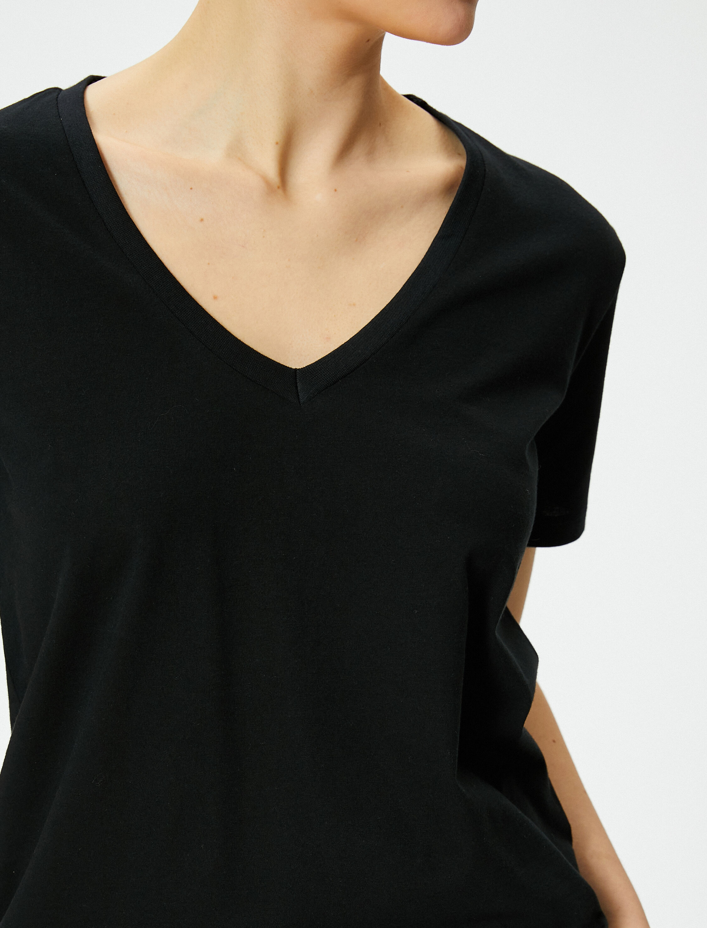   Basic Tişört V Yaka Kısa Kollu Pamuklu