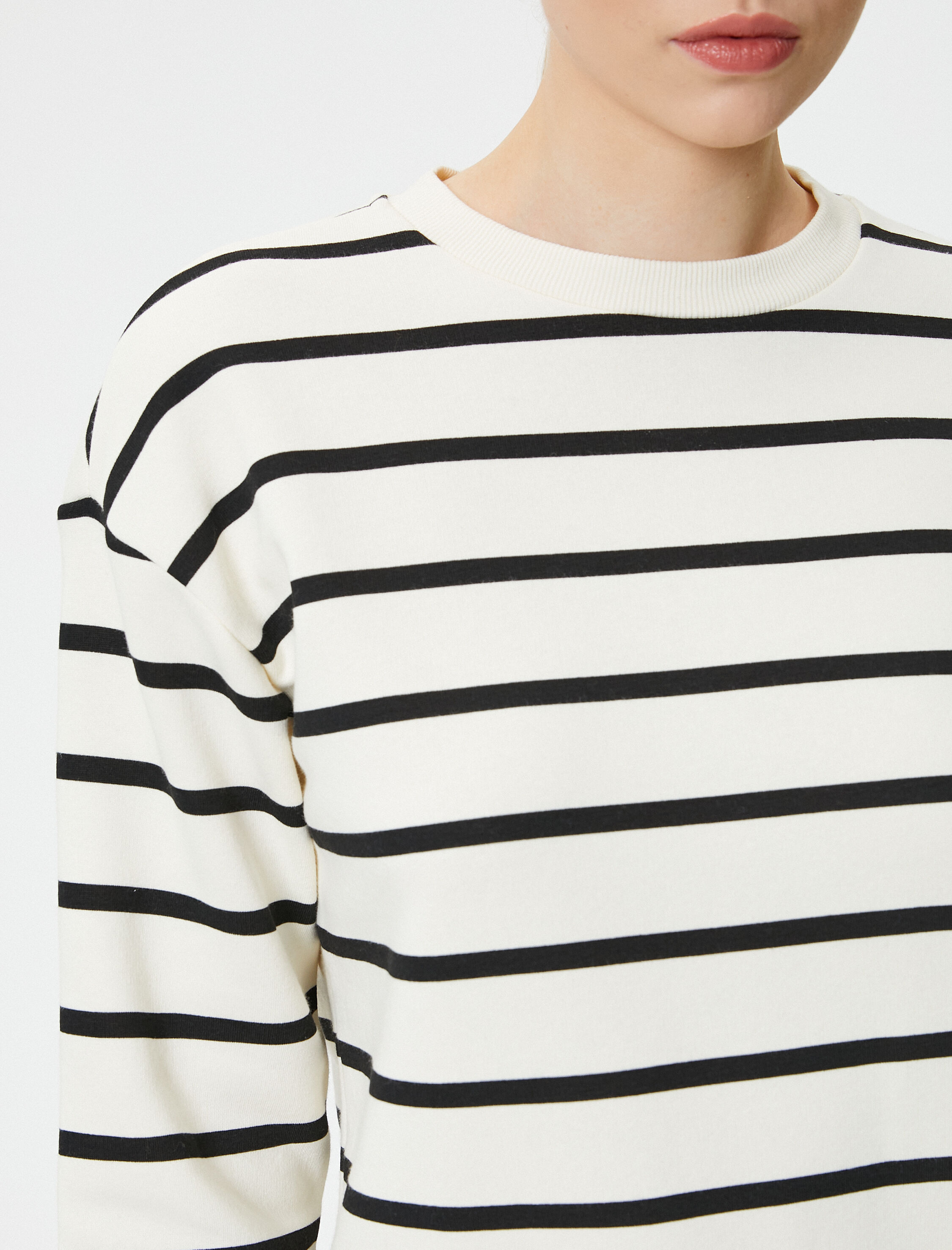   Bisiklet Yaka Sweatshirt Standart Kesim Üç İplik Şardonlu