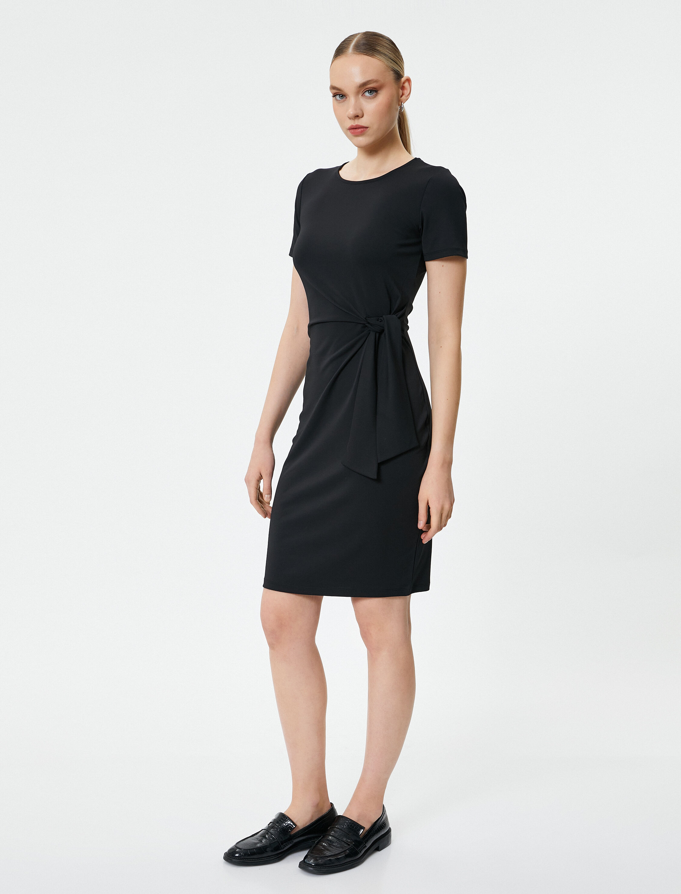   Mini Elbise Kısa Kollu Beli Bağlama Detaylı Fiyonk Detaylı