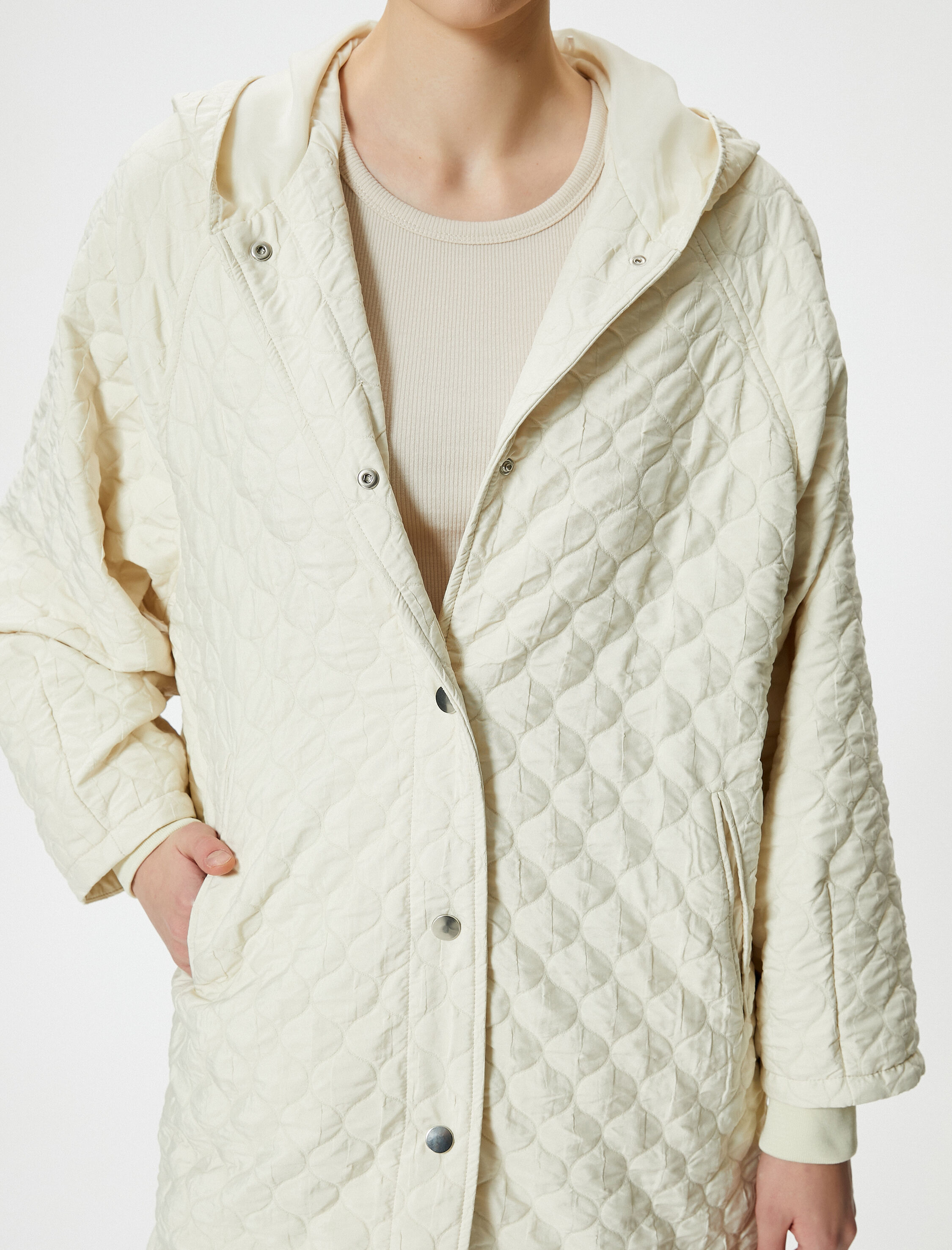   Kapüşonlu Kapitone Yağmurluk Cepli Çıtçıt Düğmeli Bileği Ribanalı