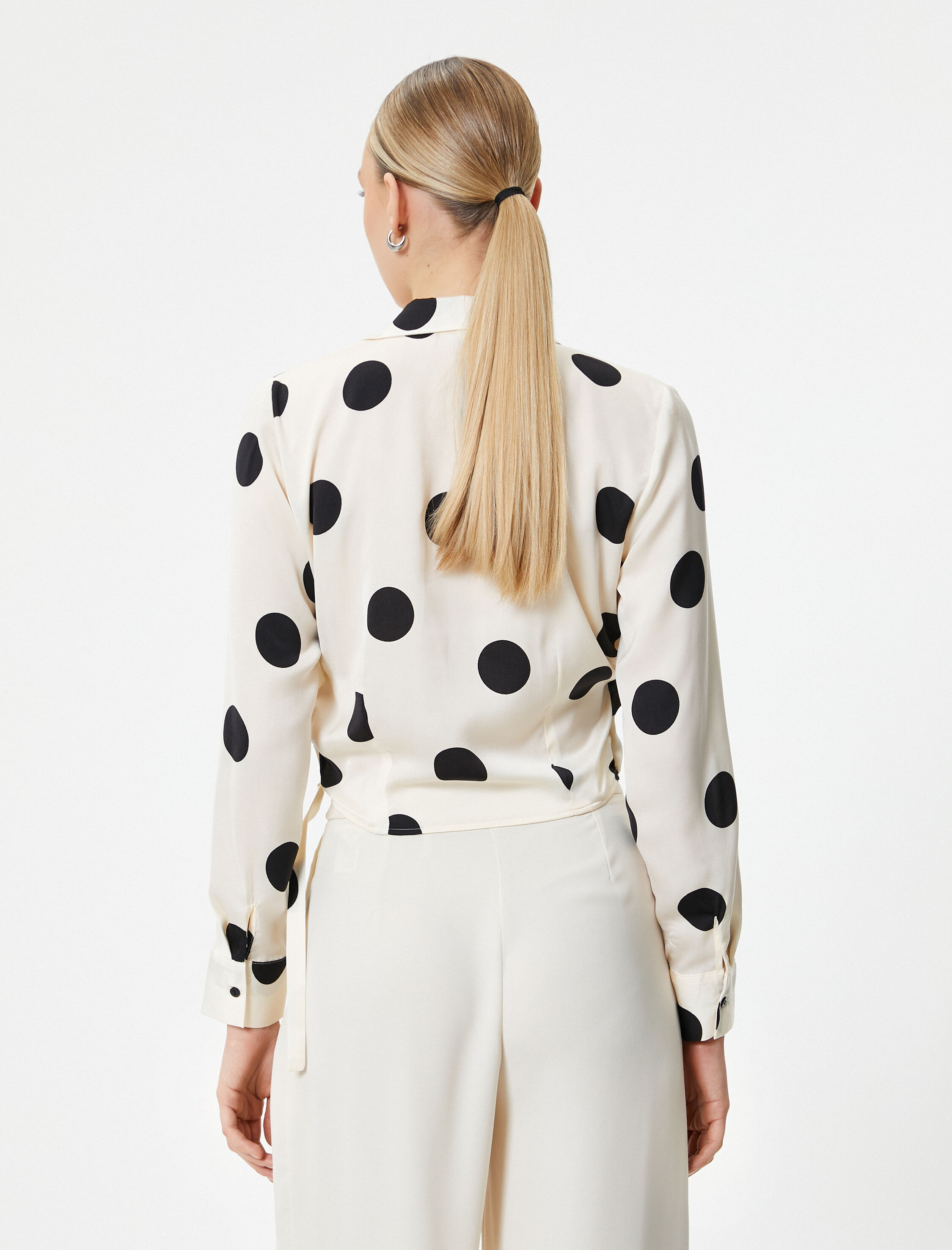   Puantiyeli Bluz Anvelop Aksesuar Detaylı Uzun Kollu