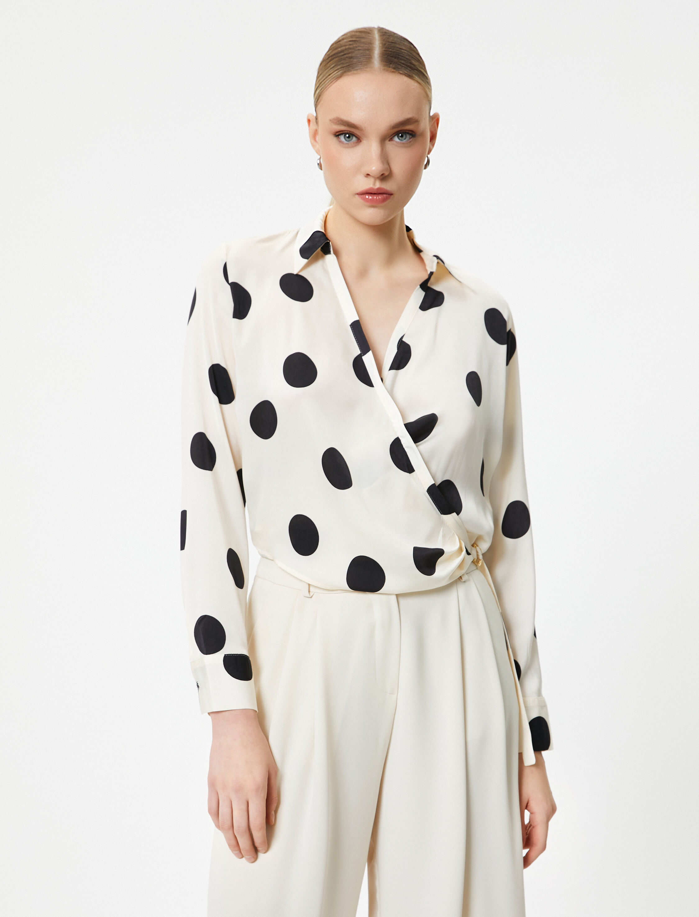   Puantiyeli Bluz Anvelop Aksesuar Detaylı Uzun Kollu