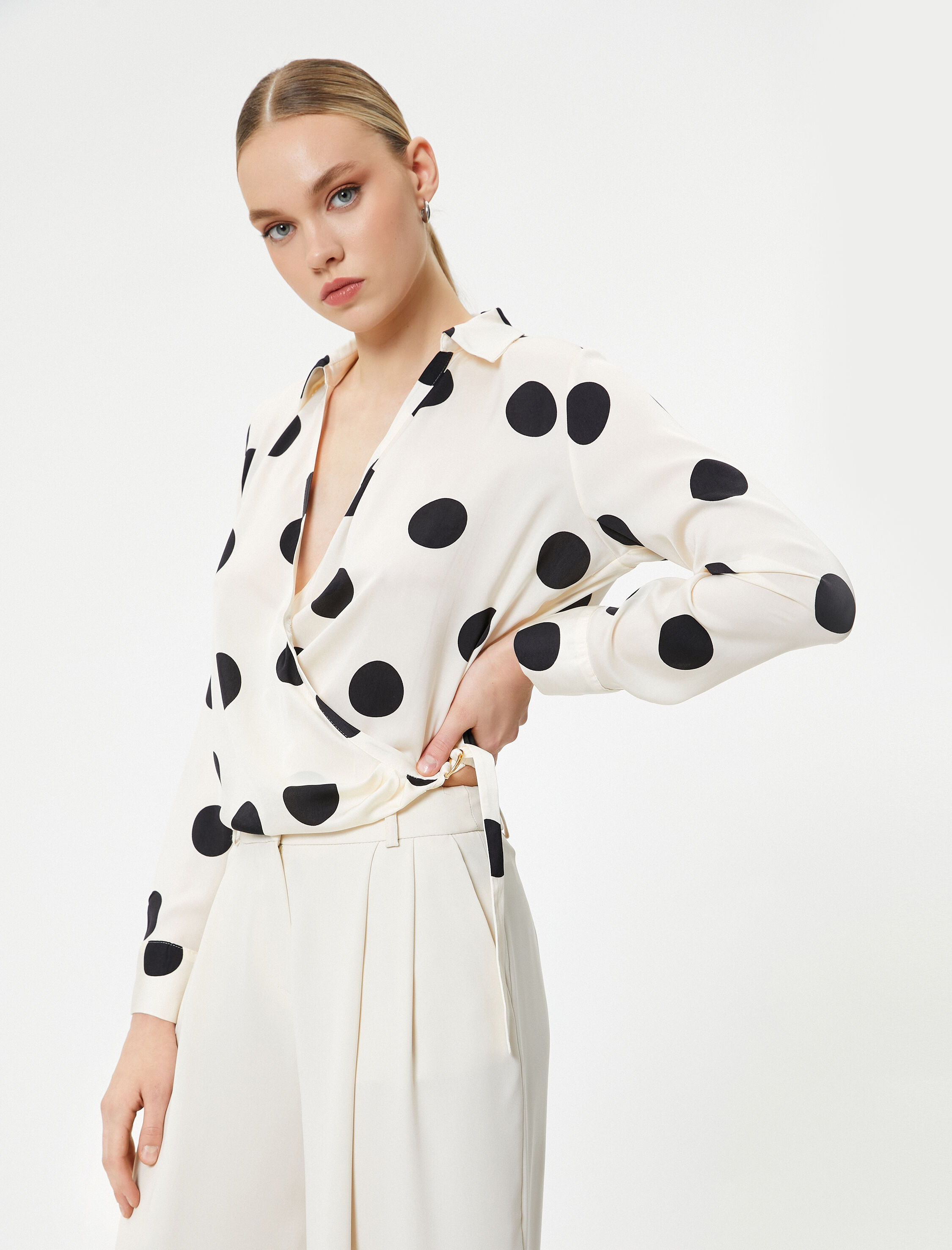   Puantiyeli Bluz Anvelop Aksesuar Detaylı Uzun Kollu