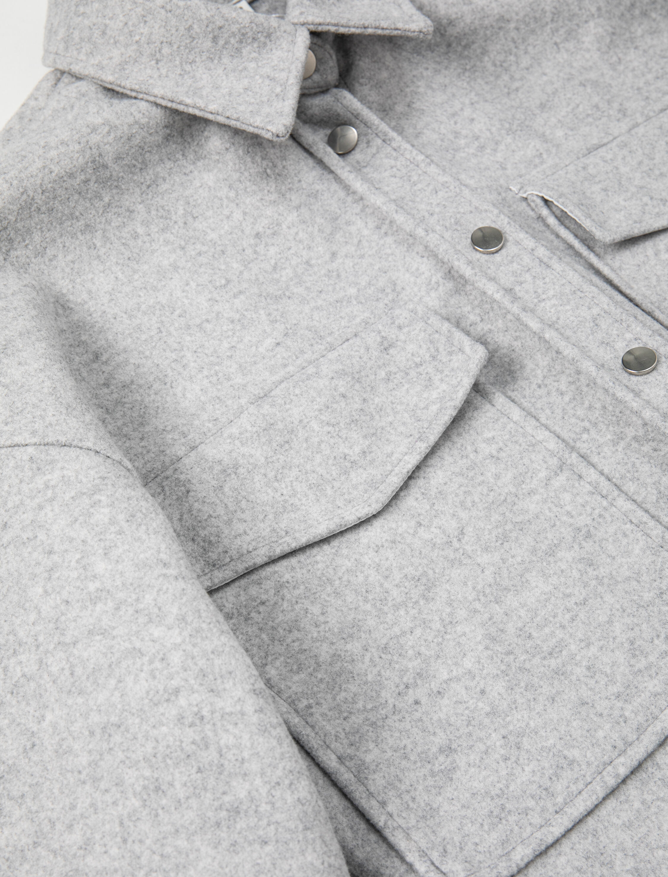   Kısa Gömlek Ceket Yumuşak Dokulu Kapaklı Cepli Uzun Kollu Rahat Kalıp