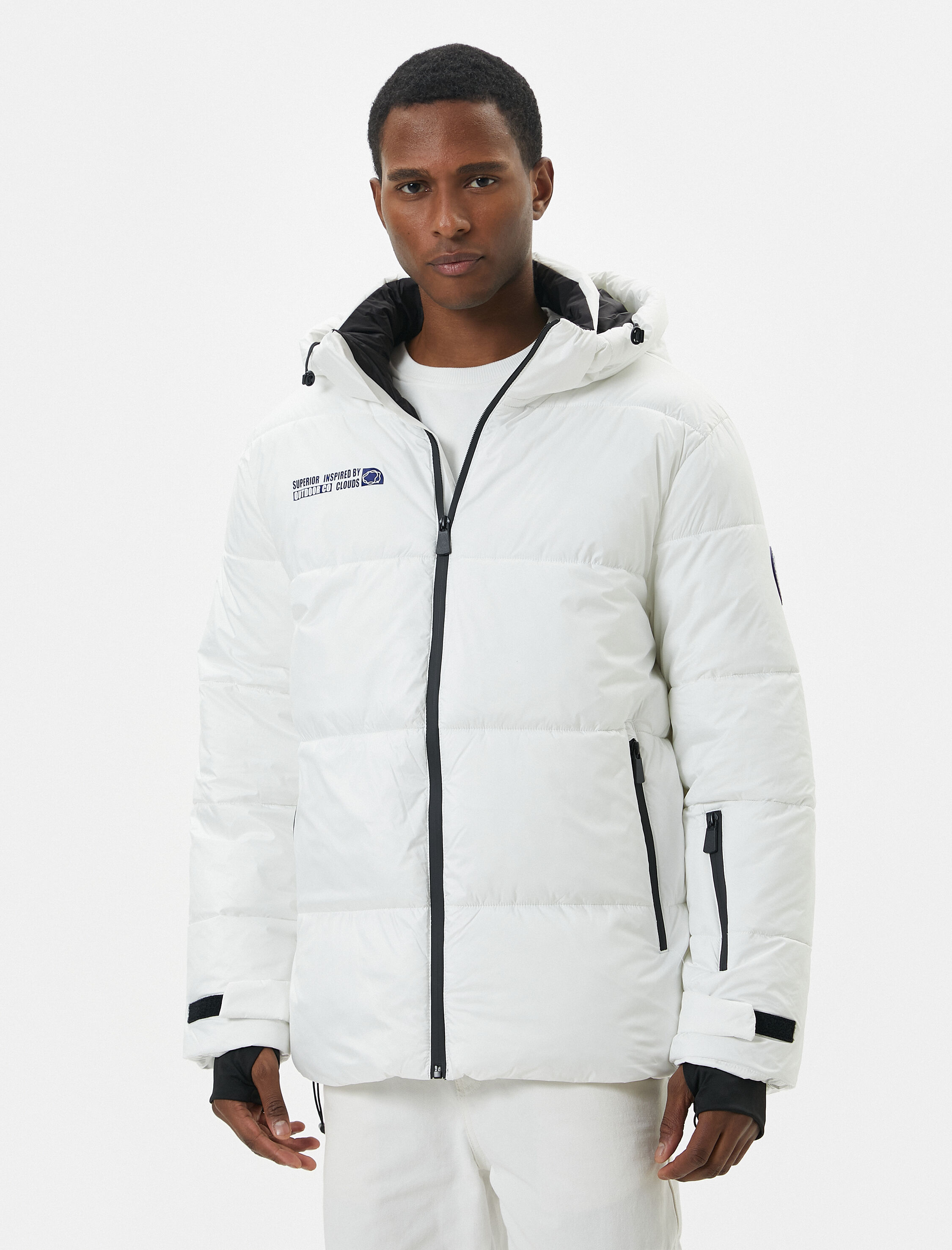   Şişme Mont Kapşonlu Slogan Baskılı Fermuarlı Cep Detaylı