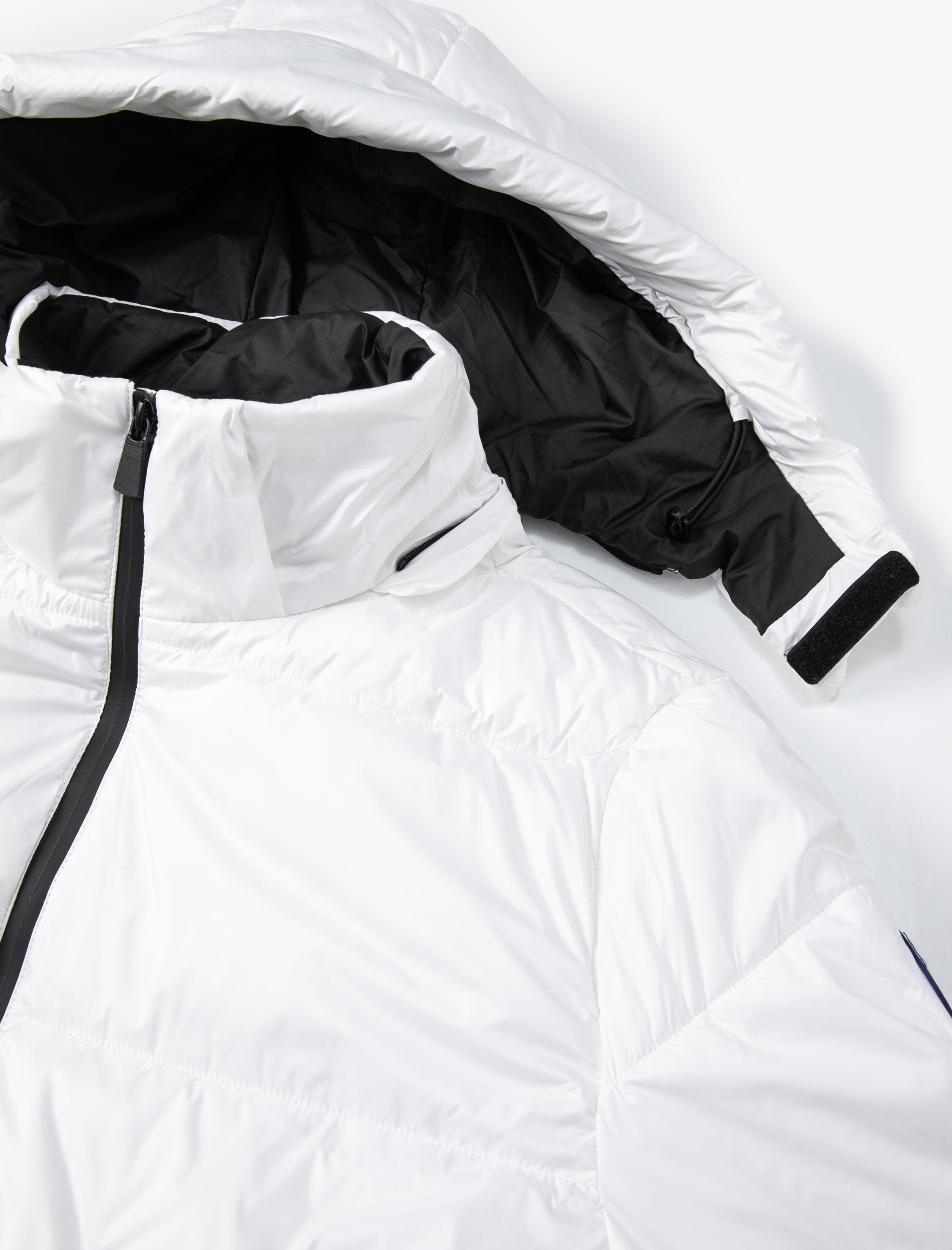   Şişme Mont Kapşonlu Slogan Baskılı Fermuarlı Cep Detaylı