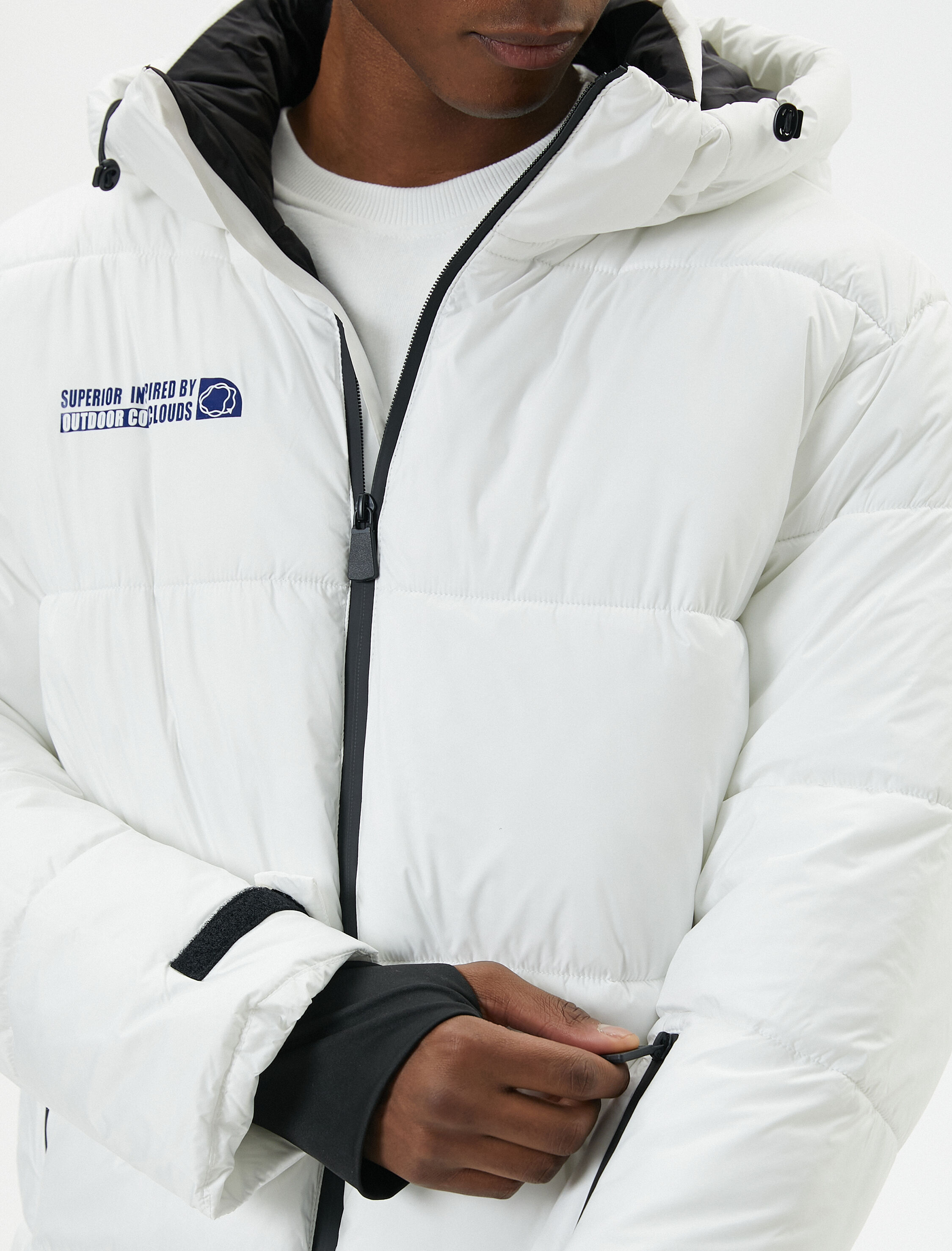   Şişme Mont Kapşonlu Slogan Baskılı Fermuarlı Cep Detaylı