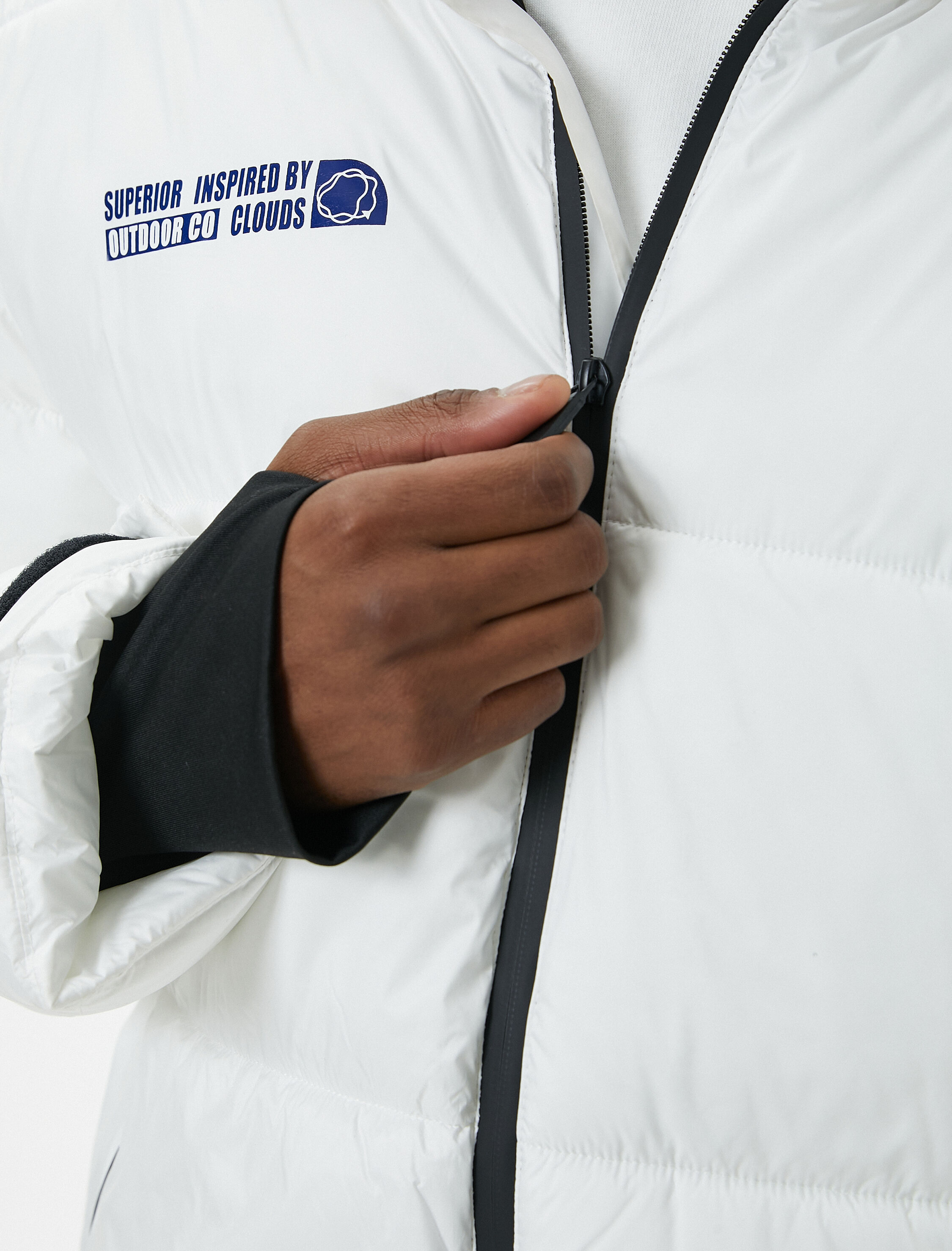   Şişme Mont Kapşonlu Slogan Baskılı Fermuarlı Cep Detaylı