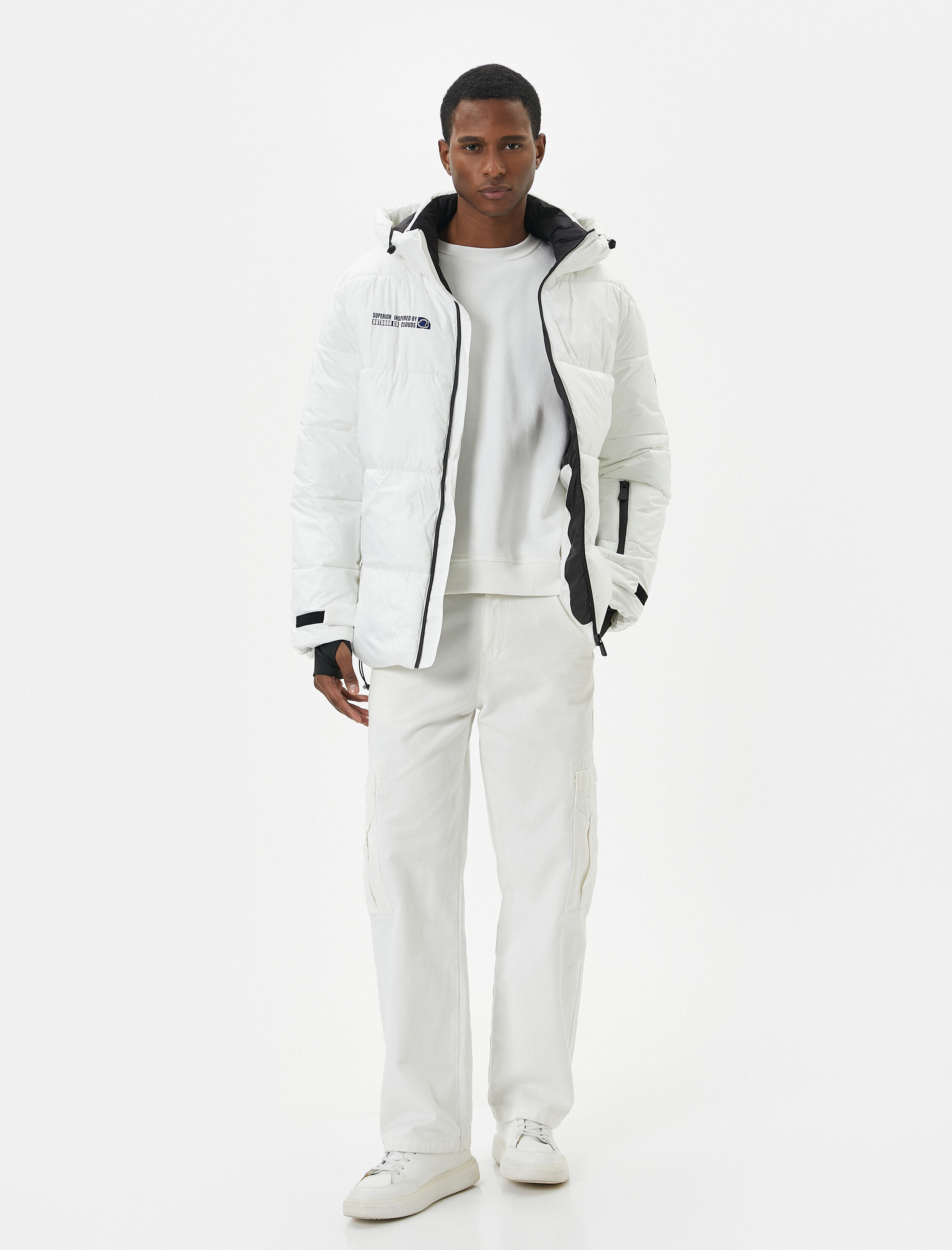   Şişme Mont Kapşonlu Slogan Baskılı Fermuarlı Cep Detaylı