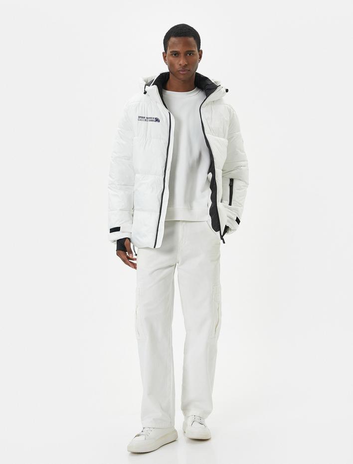  Şişme Mont Kapşonlu Slogan Baskılı Fermuarlı Cep Detaylı