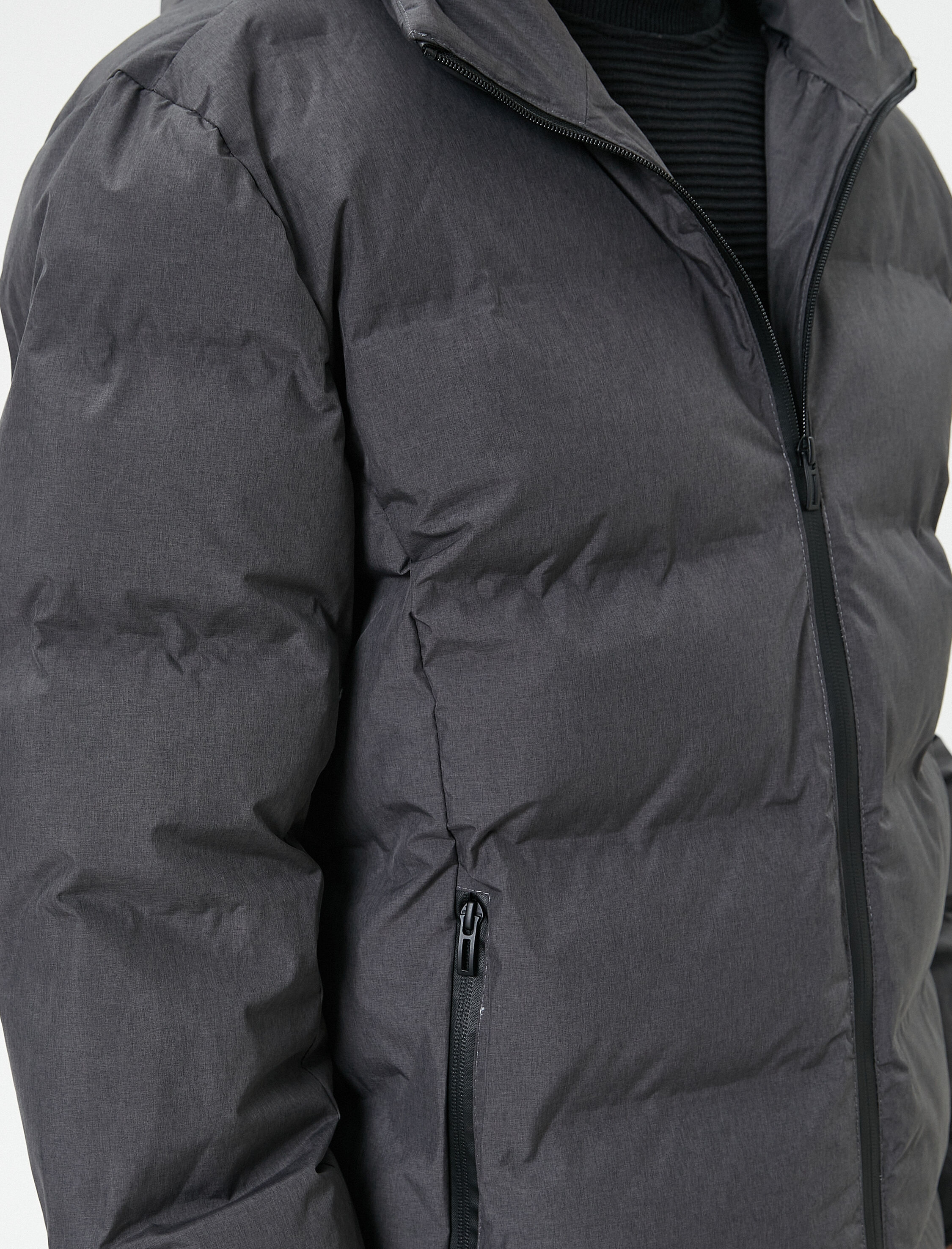   Şişme Mont Kapşonlu Fermuarlı Cep Detaylı