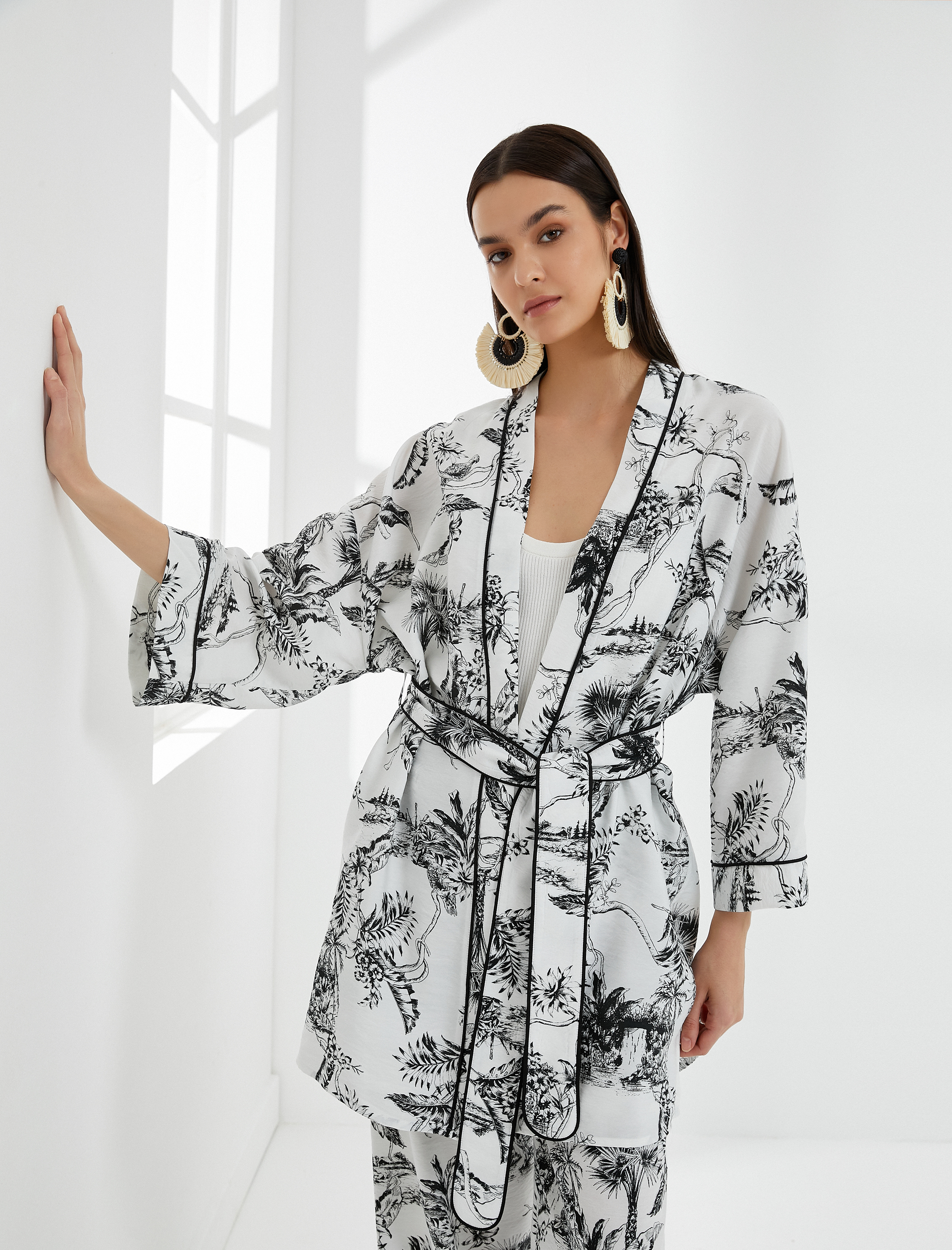   Çiçekli Kimono Kuşak Detaylı Geniş Kollu Biyeli