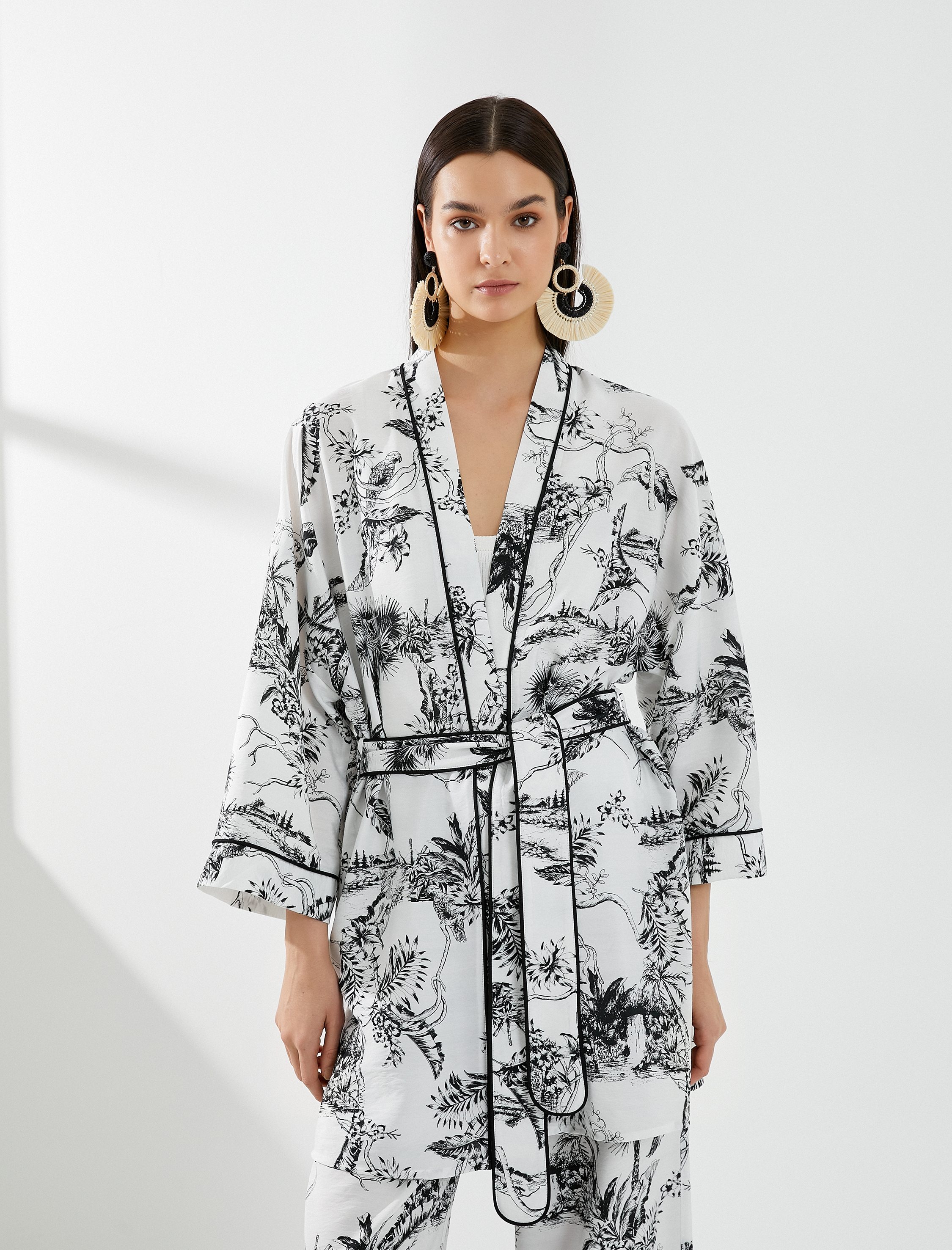   Çiçekli Kimono Kuşak Detaylı Geniş Kollu Biyeli