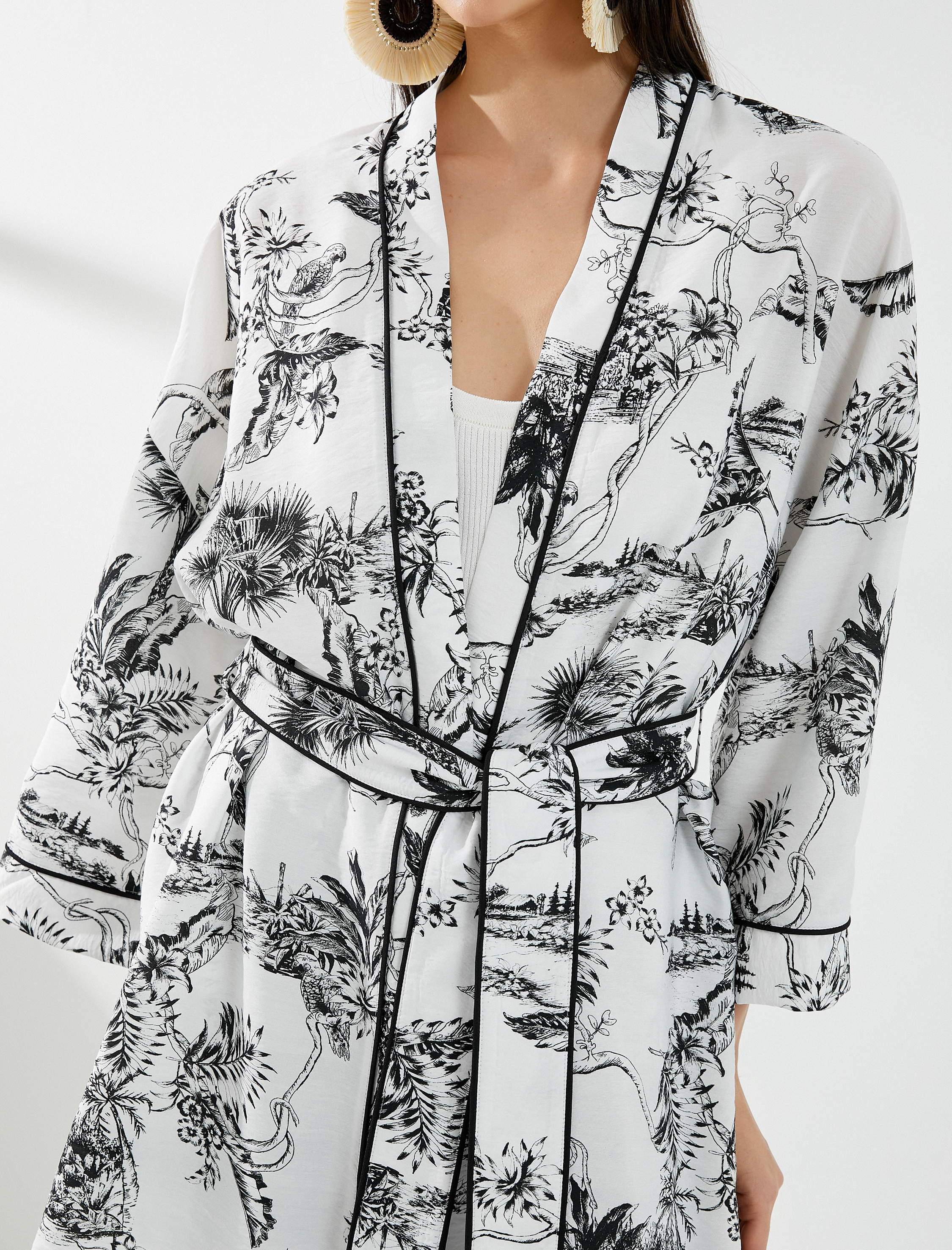   Çiçekli Kimono Kuşak Detaylı Geniş Kollu Biyeli