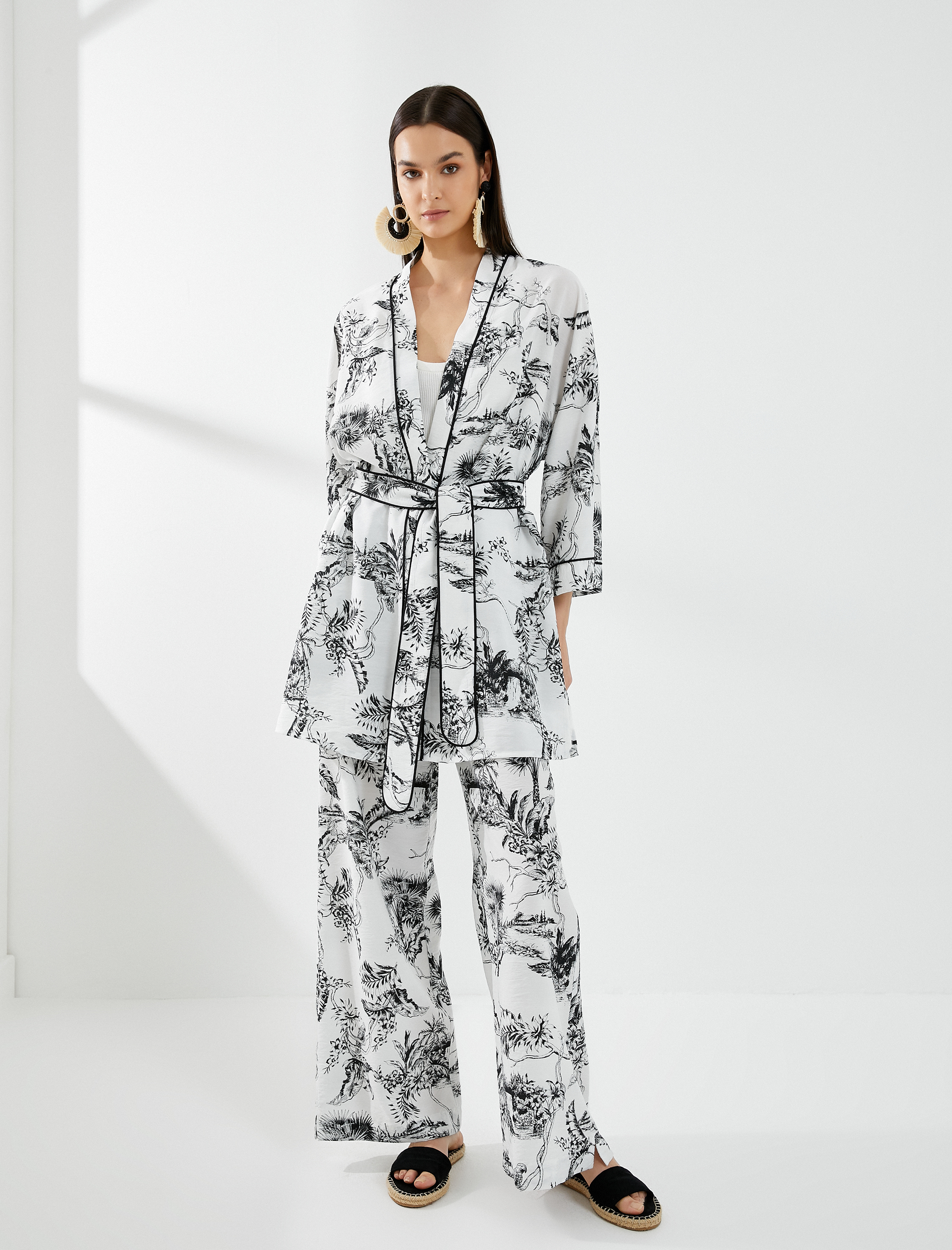   Çiçekli Kimono Kuşak Detaylı Geniş Kollu Biyeli