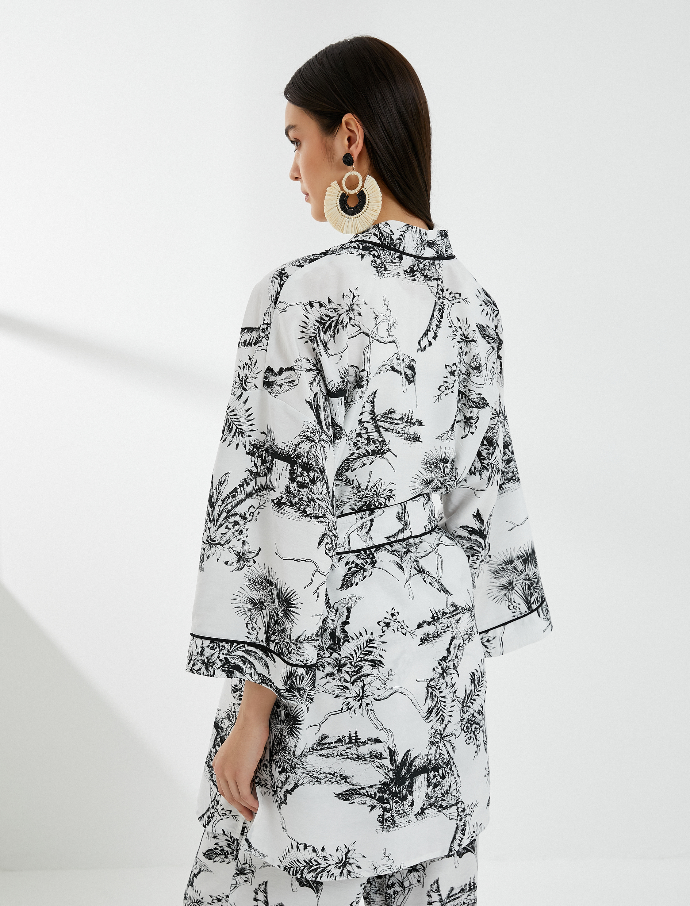   Çiçekli Kimono Kuşak Detaylı Geniş Kollu Biyeli