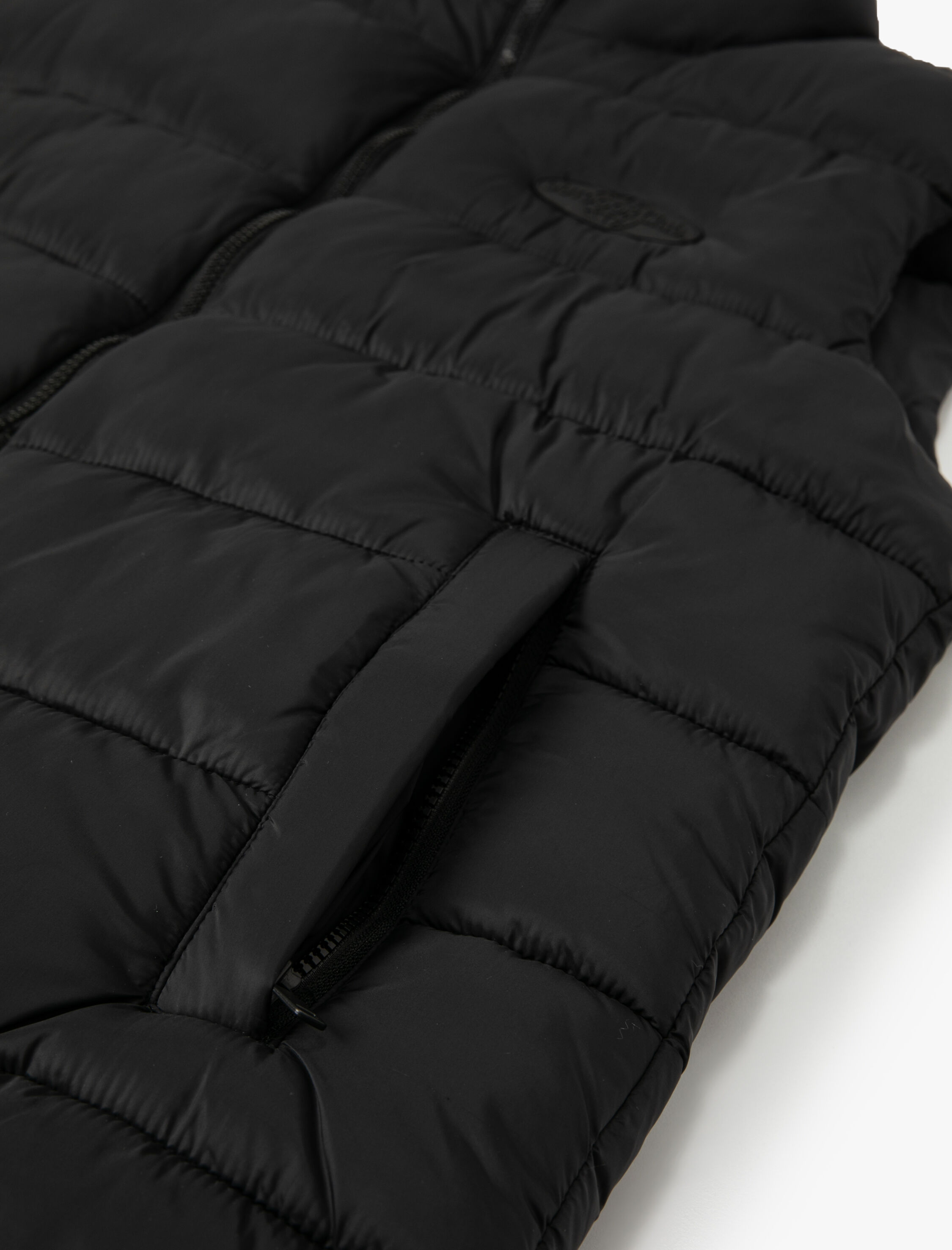   Şişme Yelek Kolsuz Fermuarlı Dik Yaka Etiket Baskılı Cep Detaylı