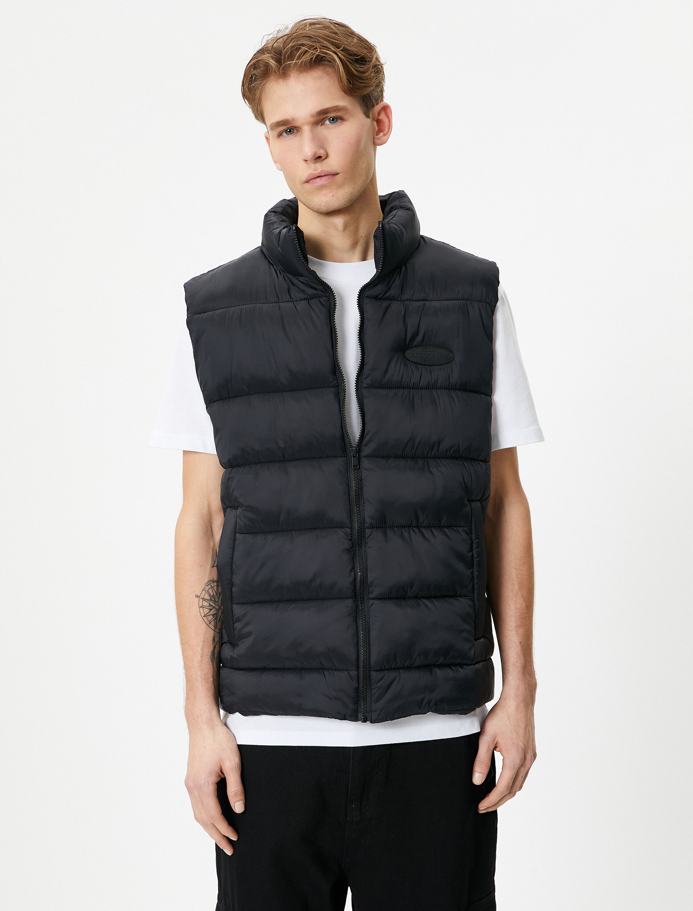   Şişme Yelek Kolsuz Fermuarlı Dik Yaka Etiket Baskılı Cep Detaylı