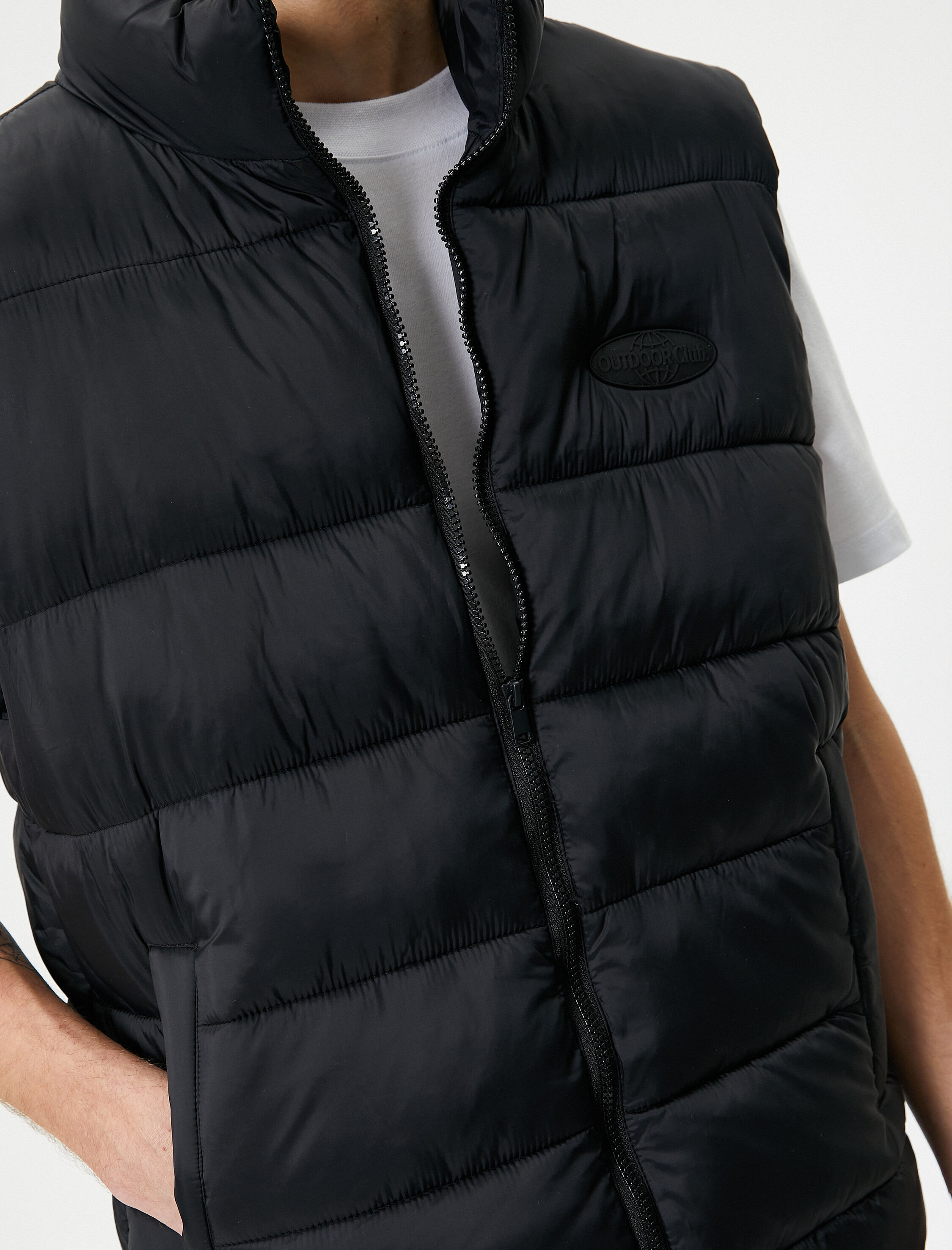   Şişme Yelek Kolsuz Fermuarlı Dik Yaka Etiket Baskılı Cep Detaylı