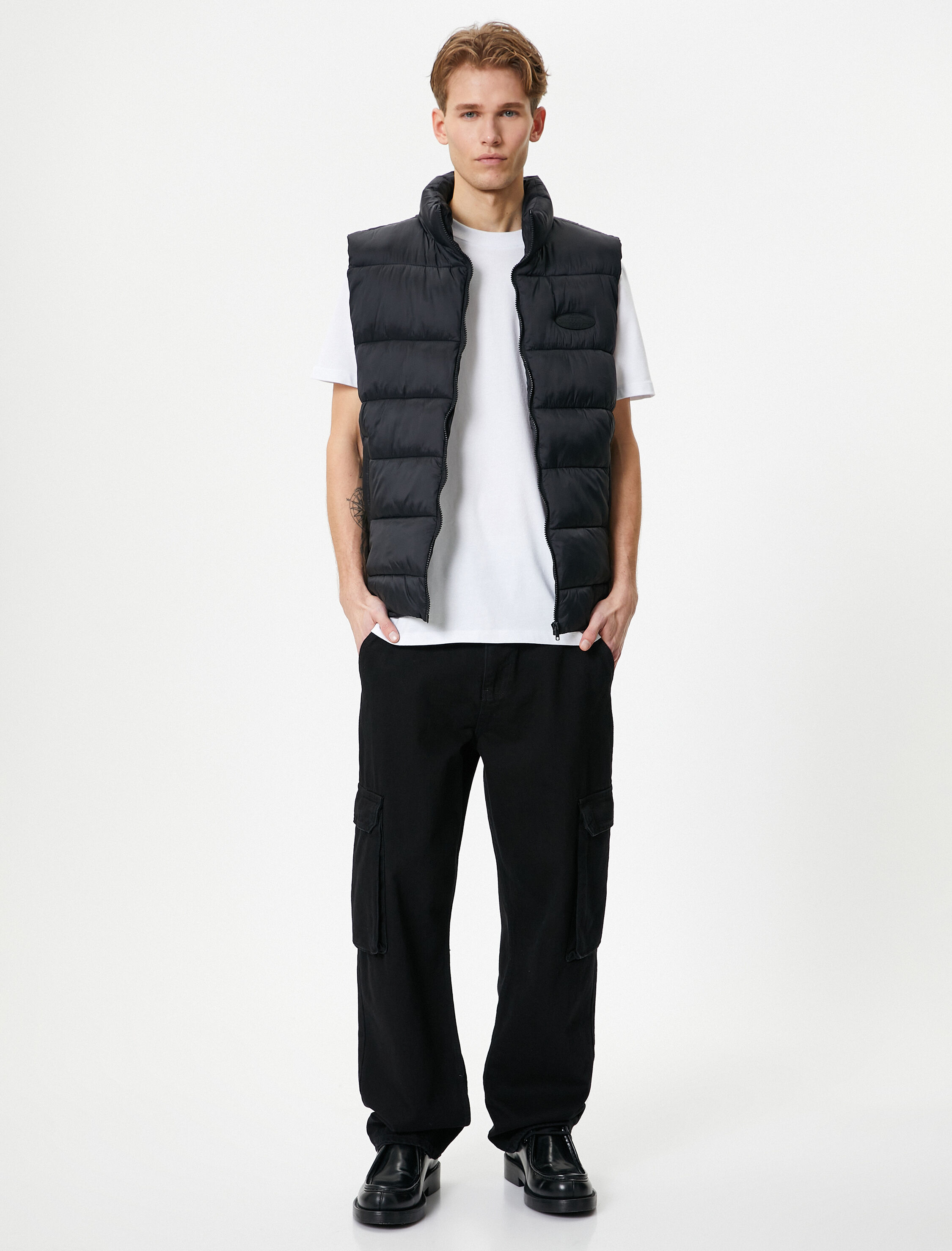   Şişme Yelek Kolsuz Fermuarlı Dik Yaka Etiket Baskılı Cep Detaylı