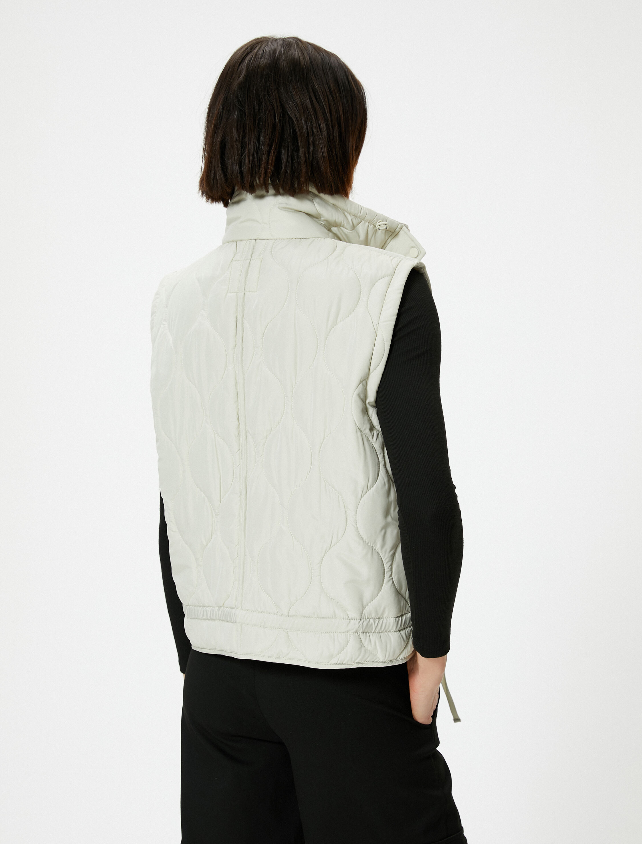   Kapitone Oversize Yelek Dik Yaka Cepli Fermuarlı Bağlama Detaylı