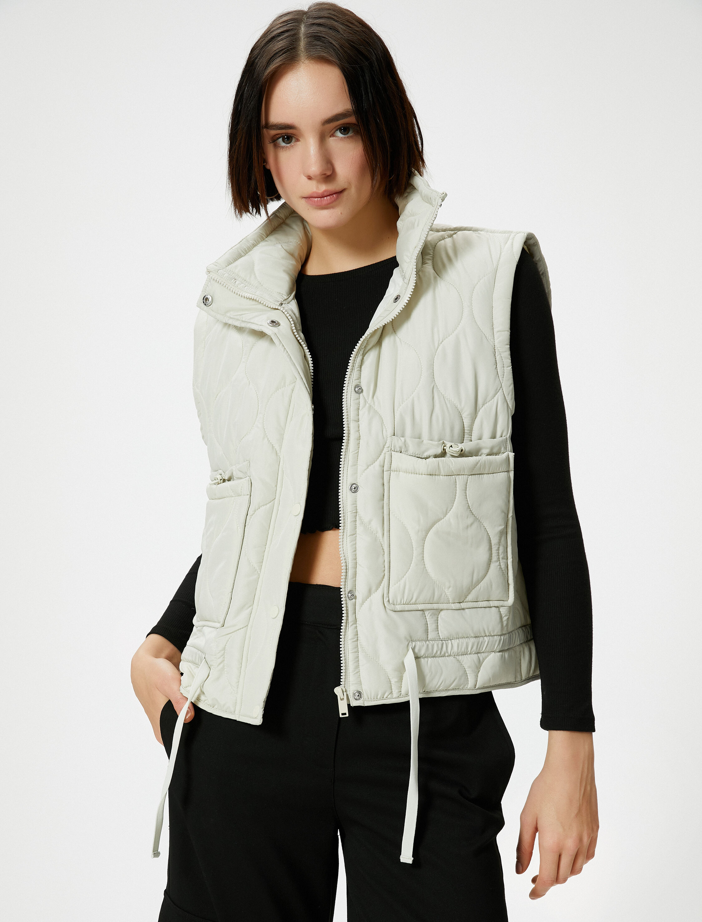   Kapitone Oversize Yelek Dik Yaka Cepli Fermuarlı Bağlama Detaylı