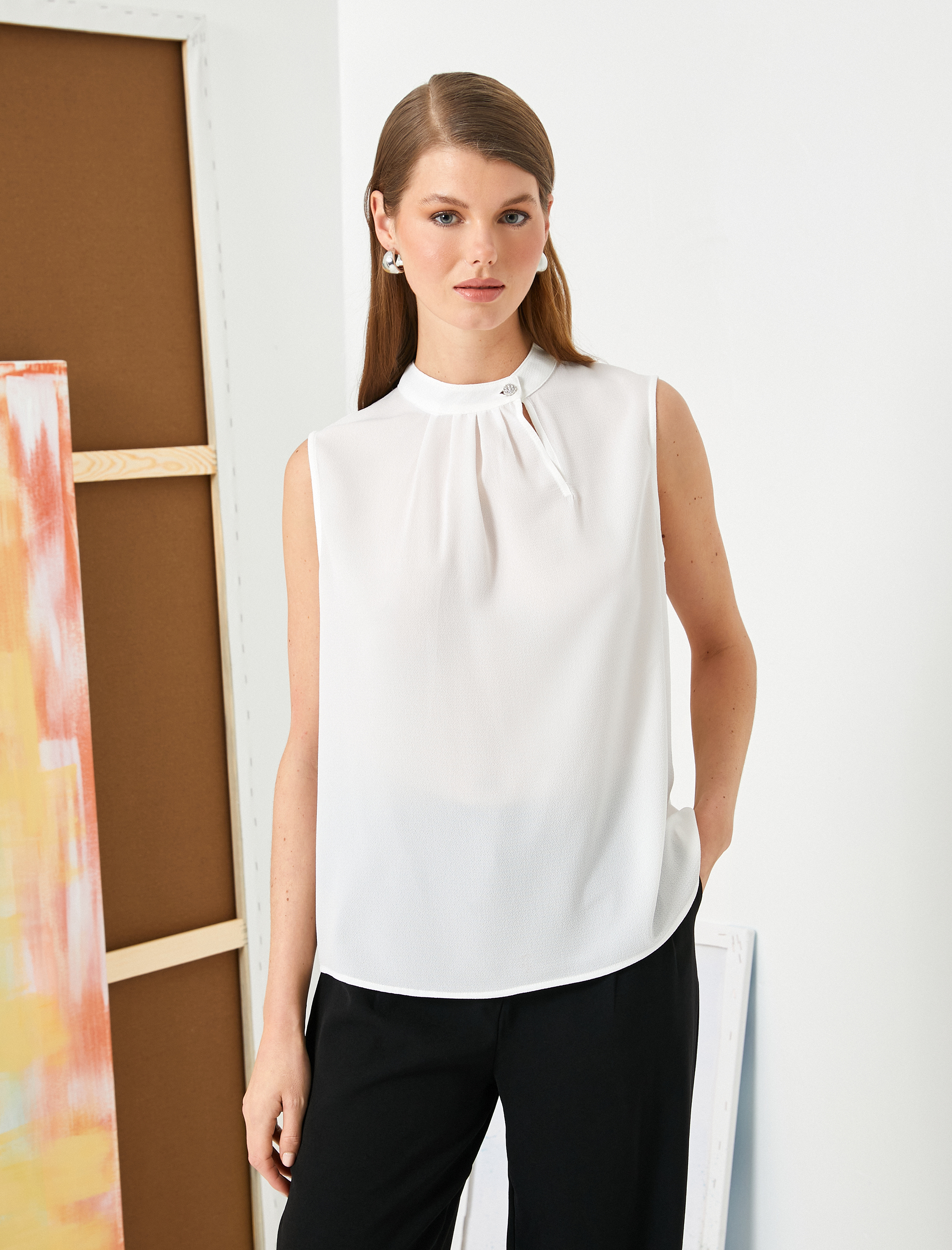   Hakim Yaka Bluz Parlak Taş Detaylı Kolsuz