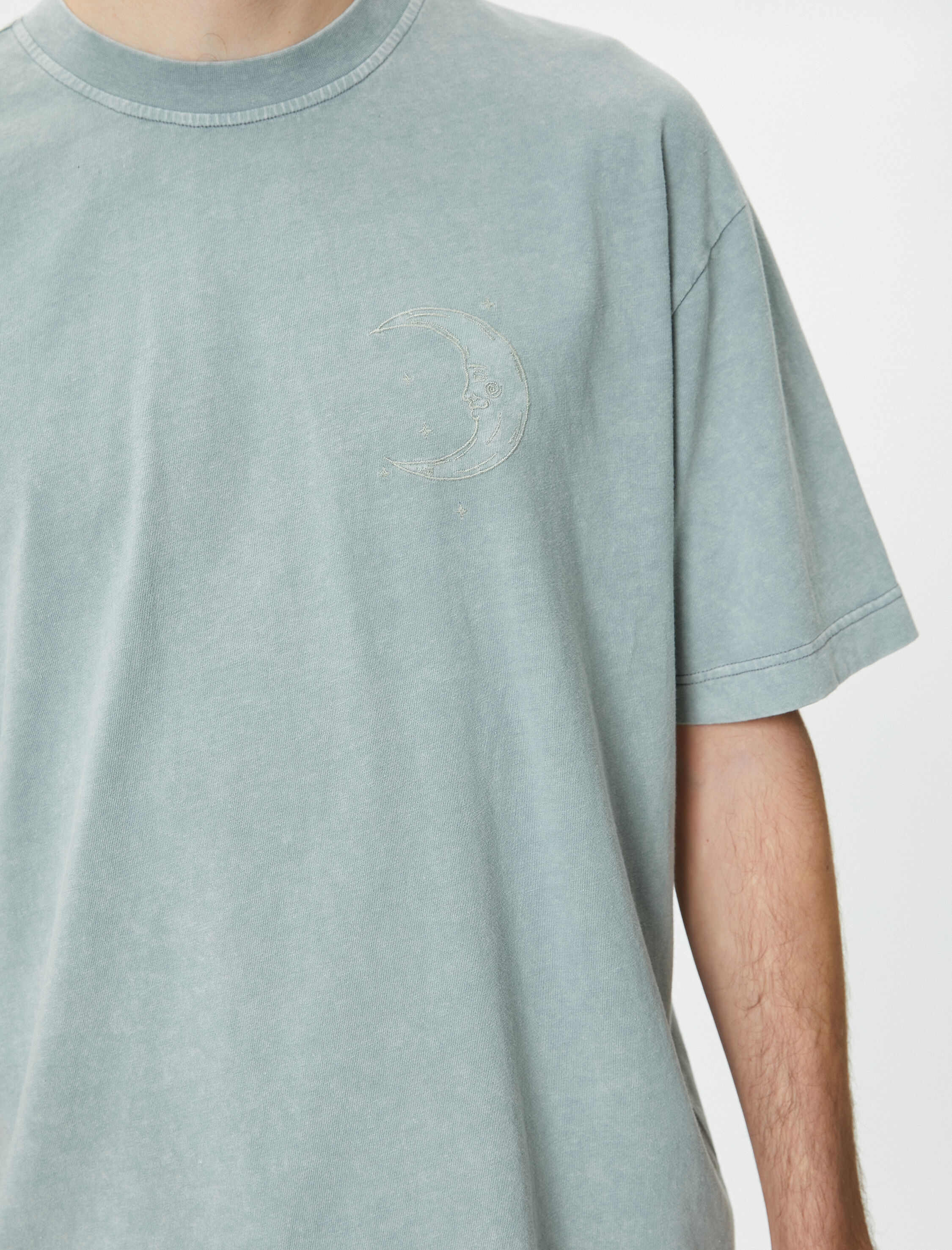   Oversize Tişört Yıkamalı Ay İşlemeli Bisiklet Yaka Kısa Kollu