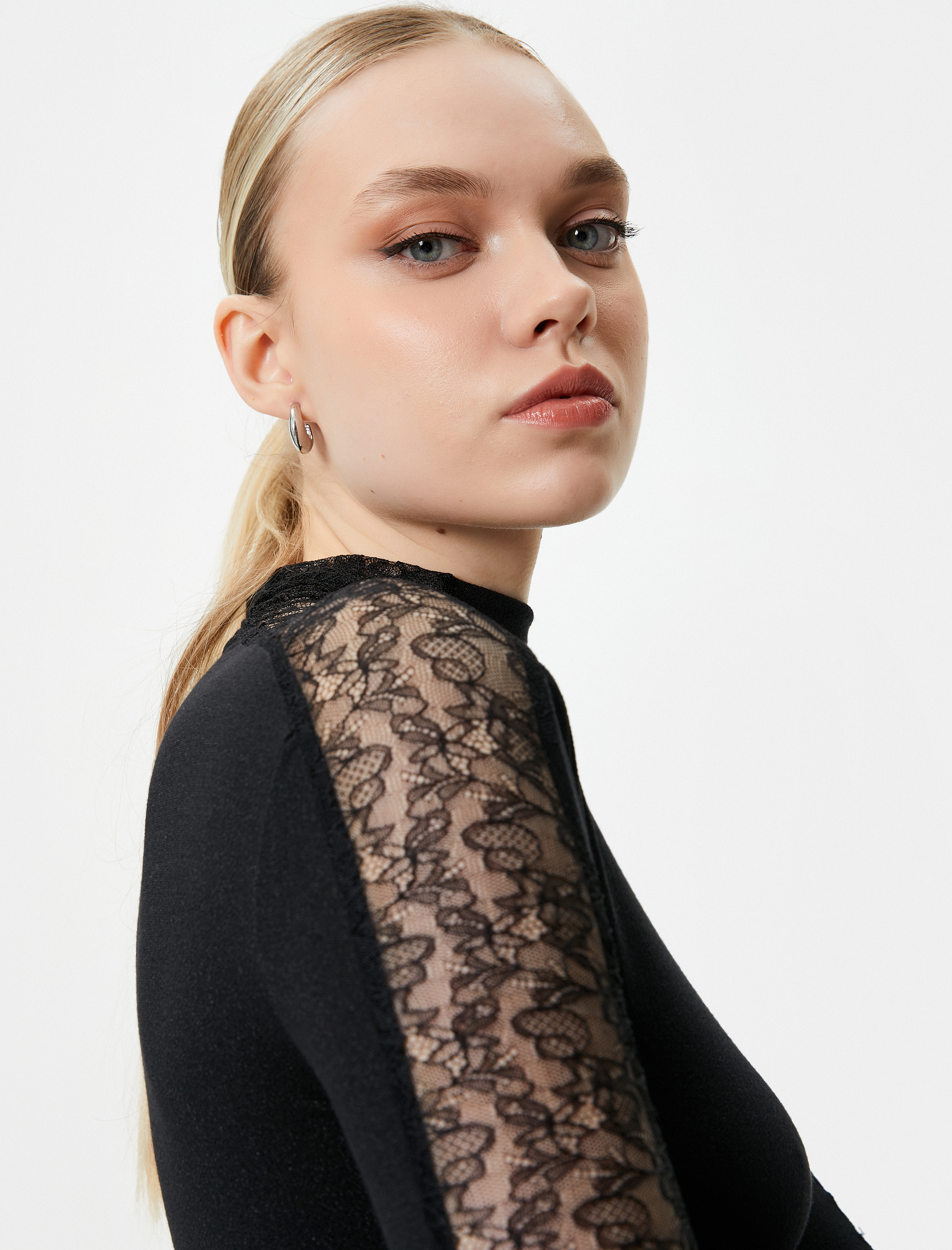   Melis Ağazat X Koton - Balıkçı Yaka Dantelli Bluz