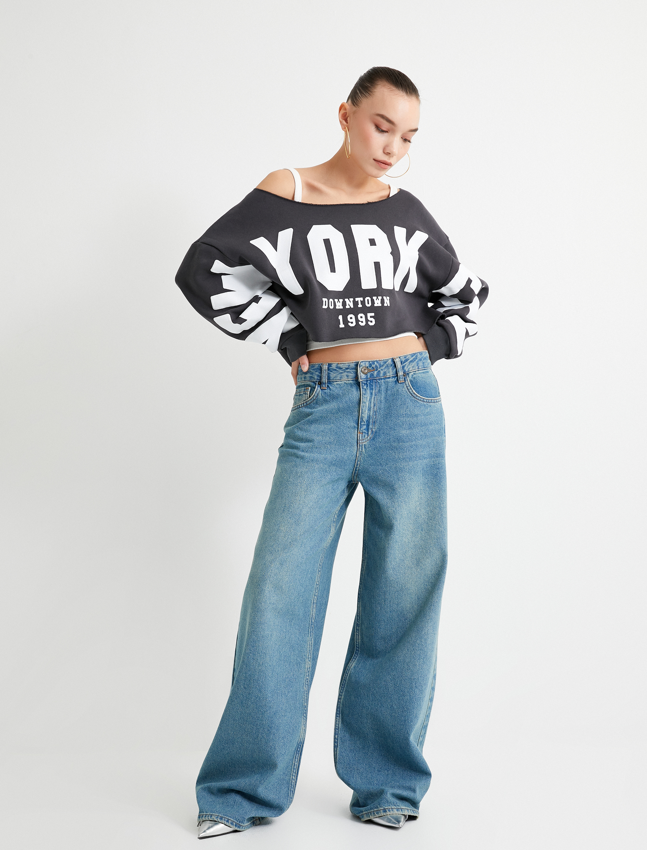   Şardonlu Crop Kolej Sweatshirt Kayık Yaka Baskılı Uzun Kollu