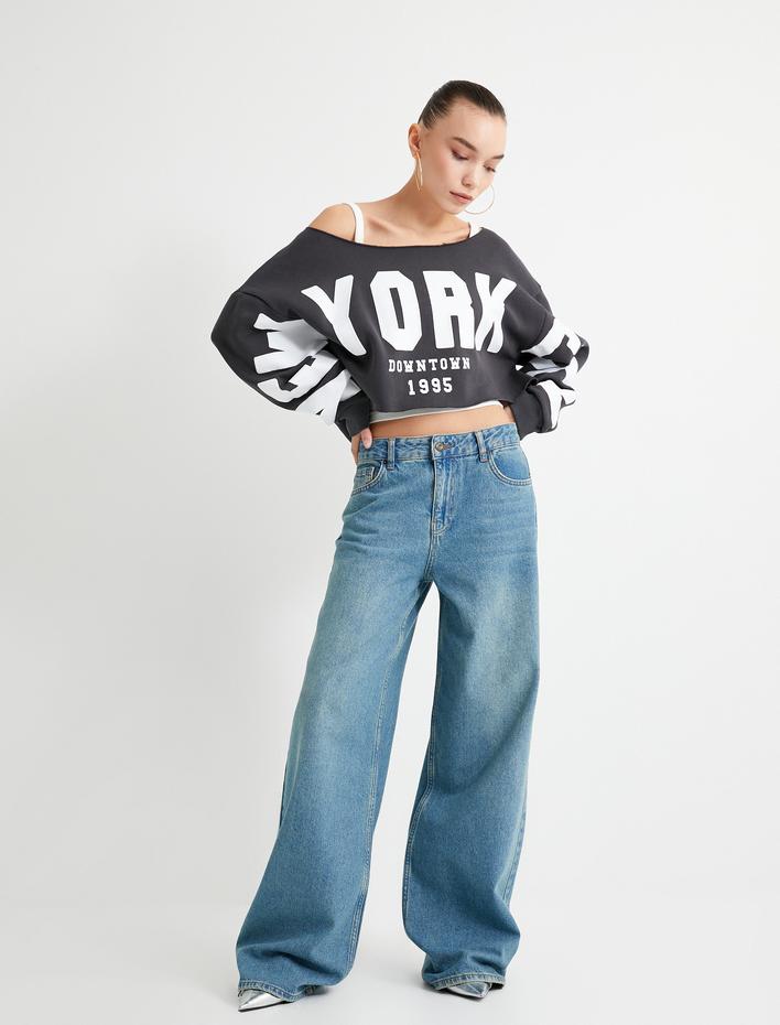  Şardonlu Crop Kolej Sweatshirt Kayık Yaka Baskılı Uzun Kollu