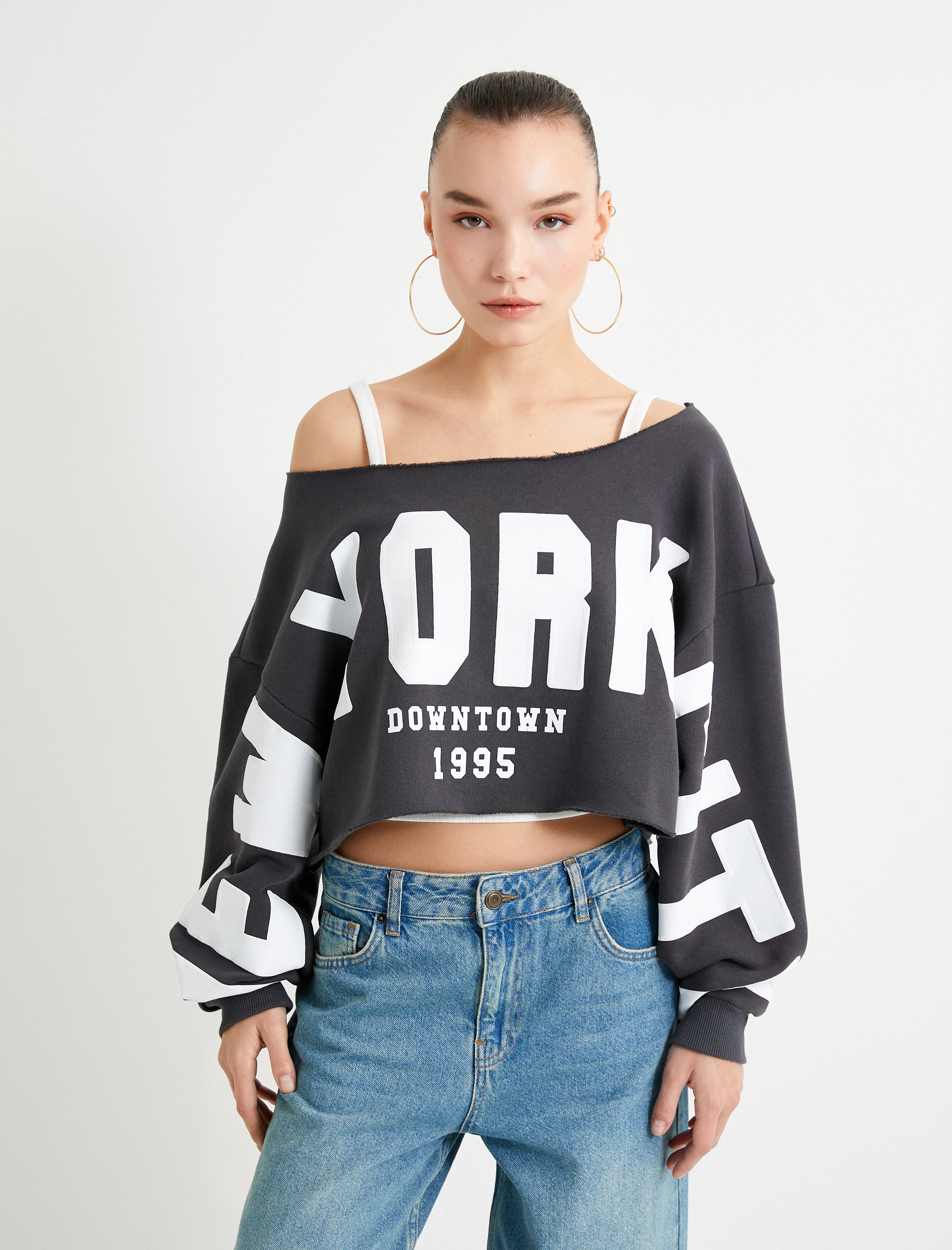   Şardonlu Crop Kolej Sweatshirt Kayık Yaka Baskılı Uzun Kollu